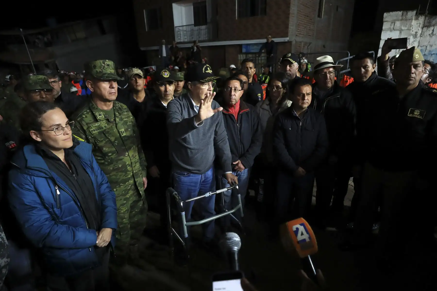 El presidente de Ecuador Guillermo Lasso, visitó hoy la zona donde ocurrió un deslizamiento el pasado domingo en Alusí, Ecuador. 
Foto: EFE