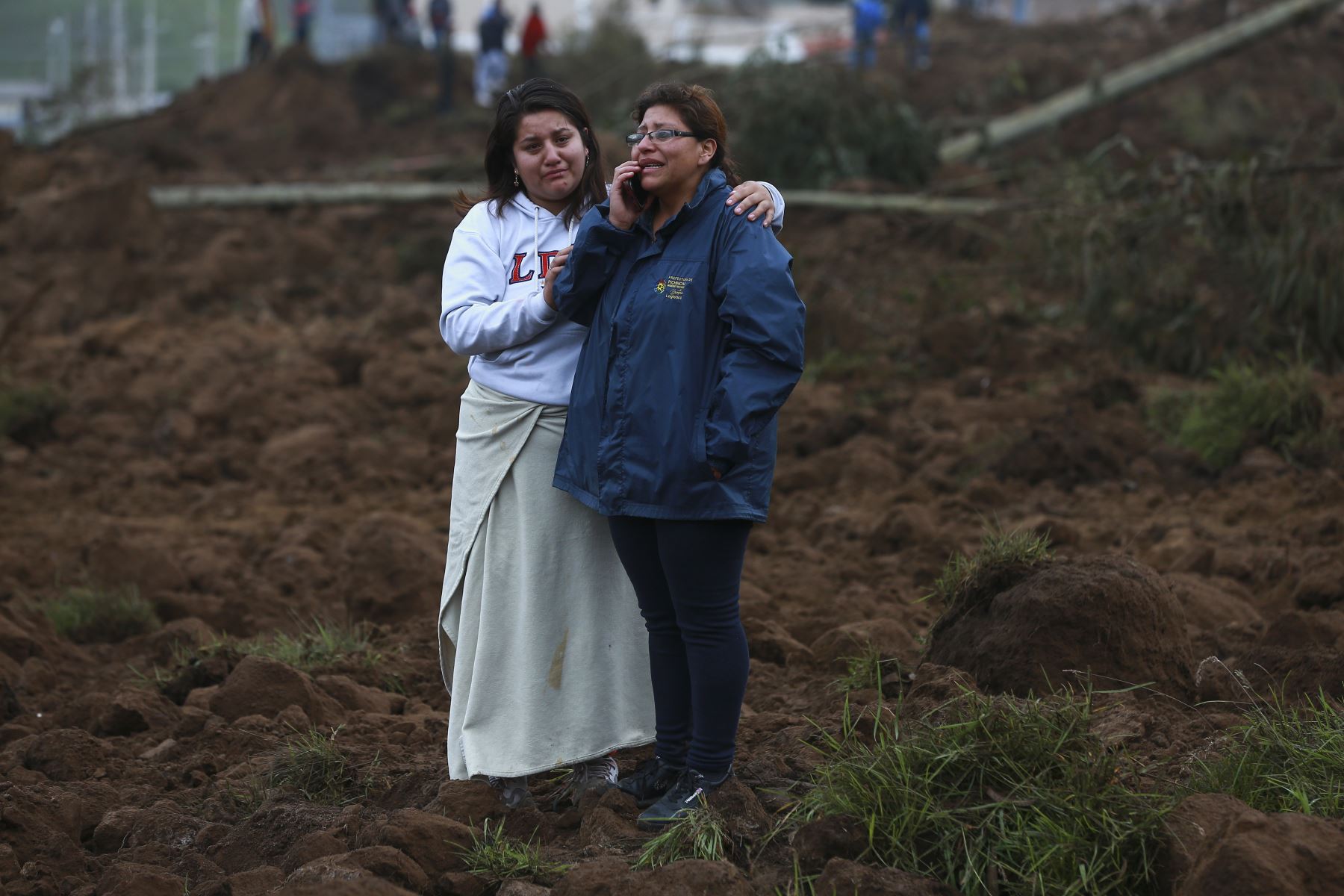 Familiares se lamentan en la zona donde se presentó un deslizamiento de tierra, en Alausí,Ecuador. Al menos 7 personas han muerto y otras 46 siguen desaparecidas tras un deslizamiento de tierra en el sur de Ecuador causado por meses de fuertes lluvias.
Foto: EFE