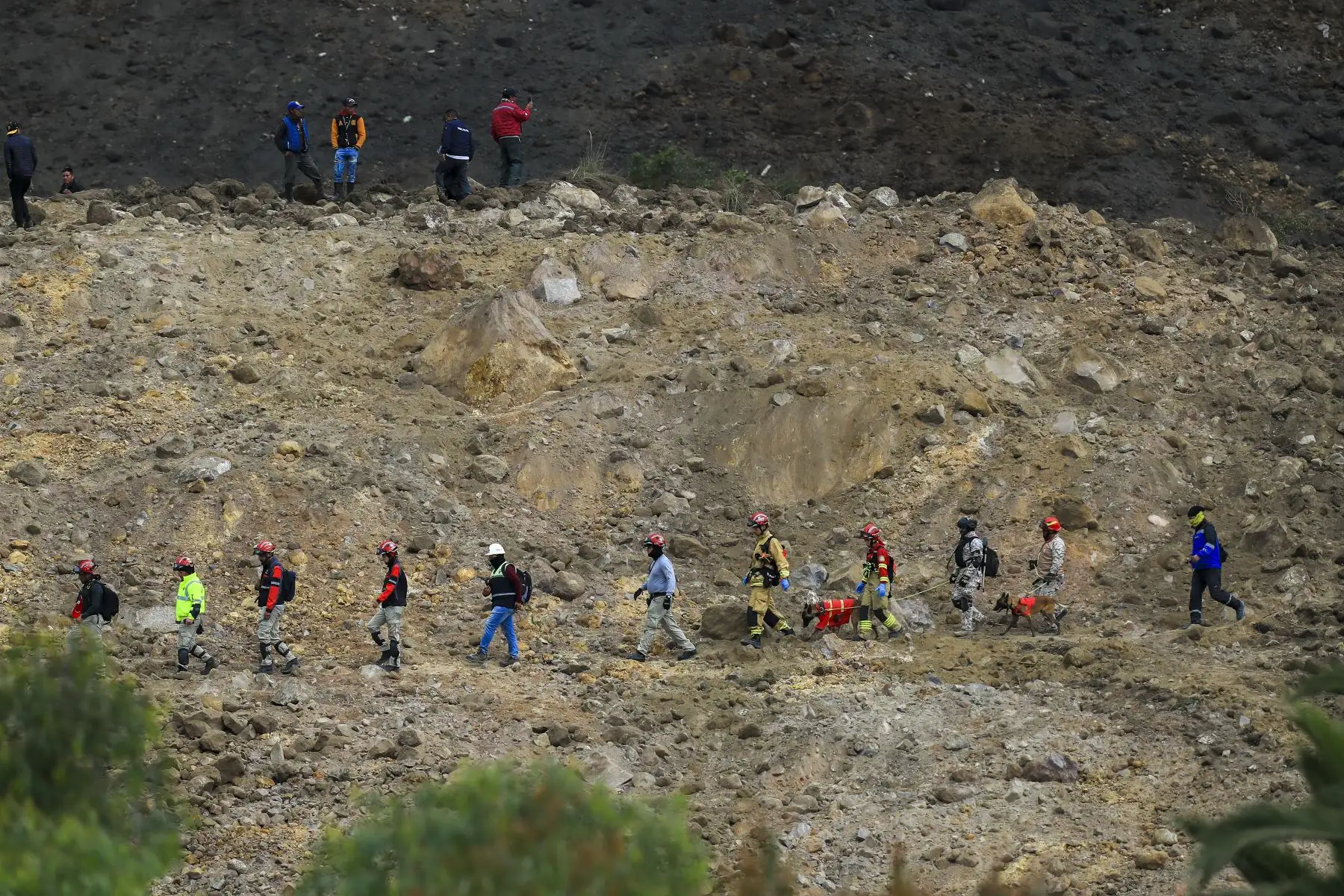 Rescatistas buscan a victimas tras un alud, hoy en Alausí, Ecuador.Al menos 7 personas han muerto y otras 46 siguen desaparecidas tras un deslizamiento de tierra en el sur de Ecuador causado por meses de fuertes lluvias.
Foto: EFE