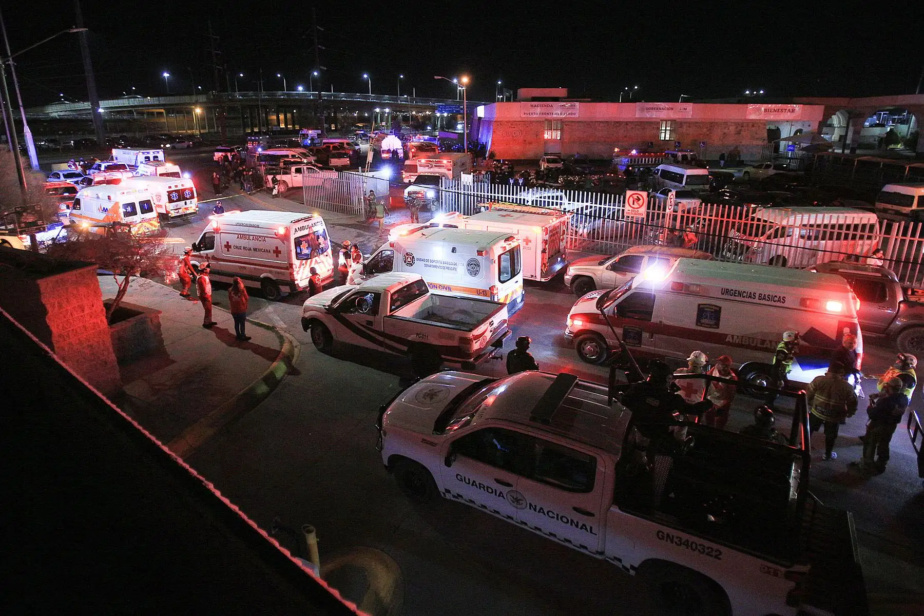 Personal de rescate acuden al auxilio durante un incendio en las instalaciones del Instituto Nacional de Migración (INM), donde fallecieron migrantes la noche del 27 de marzo de 2023, en Ciudad Juárez, Chihuahua (México). Al menos 37 migrantes murieron en un incendio en una estación del Instituto Nacional de Migración (INM) de Ciudad Juárez, en la frontera norte de México, según indicaron este martes a EFE fuentes oficiales.  Foto: EFE
