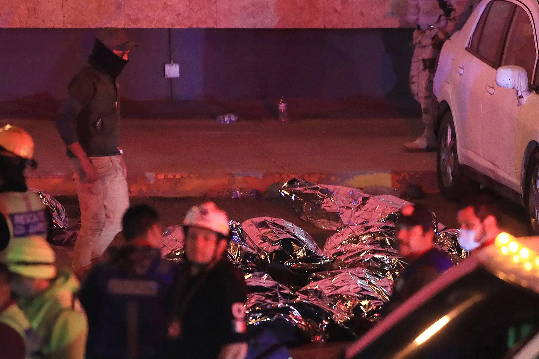 Fotografía de los cuerpos de migrantes fallecidos durante un incendio en las instalaciones del Instituto Nacional de Migración (INM), la noche del 27 de marzo de 2023, en Ciudad Juárez, Chihuahua (México). Al menos 37 migrantes murieron en un incendio en una estación del Instituto Nacional de Migración (INM) de Ciudad Juárez, en la frontera norte de México, según indicaron este martes a EFE fuentes oficiales. Foto: EFE