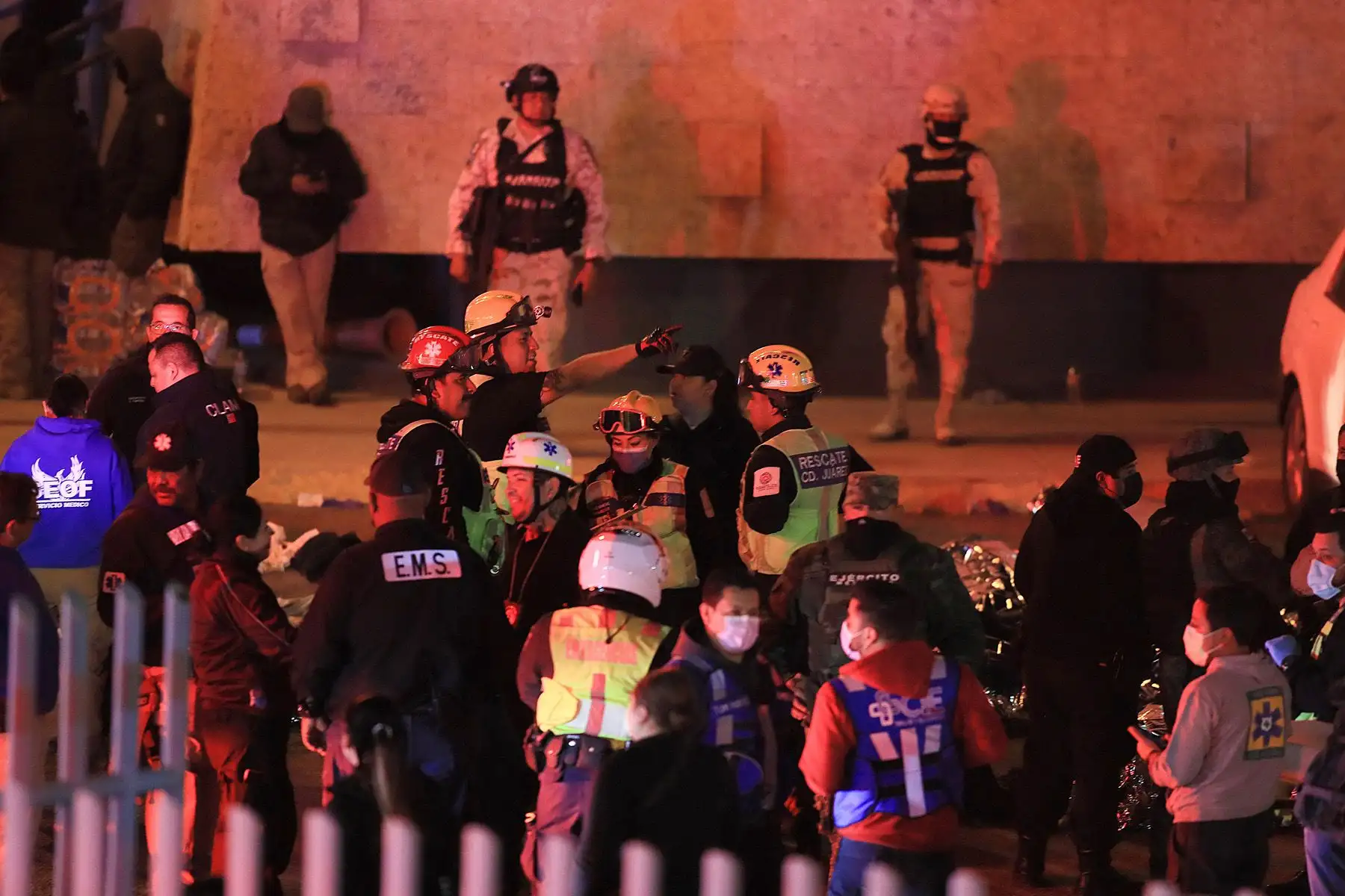 Fotografía de los cuerpos de migrantes fallecidos durante un incendio en las instalaciones del Instituto Nacional de Migración (INM), la noche del 27 de marzo de 2023, en Ciudad Juárez, Chihuahua (México). Al menos 37 migrantes murieron en un incendio en una estación del Instituto Nacional de Migración (INM) de Ciudad Juárez, en la frontera norte de México, según indicaron este martes a EFE fuentes oficiales. Foto: EFE