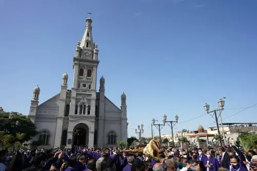 Con profunda fe católica, cientos de fieles acompañaron la tradicional bajada de la venerada efigie del Señor de Luren por las celebraciones de Semana Santa en la provincia y región Ica.