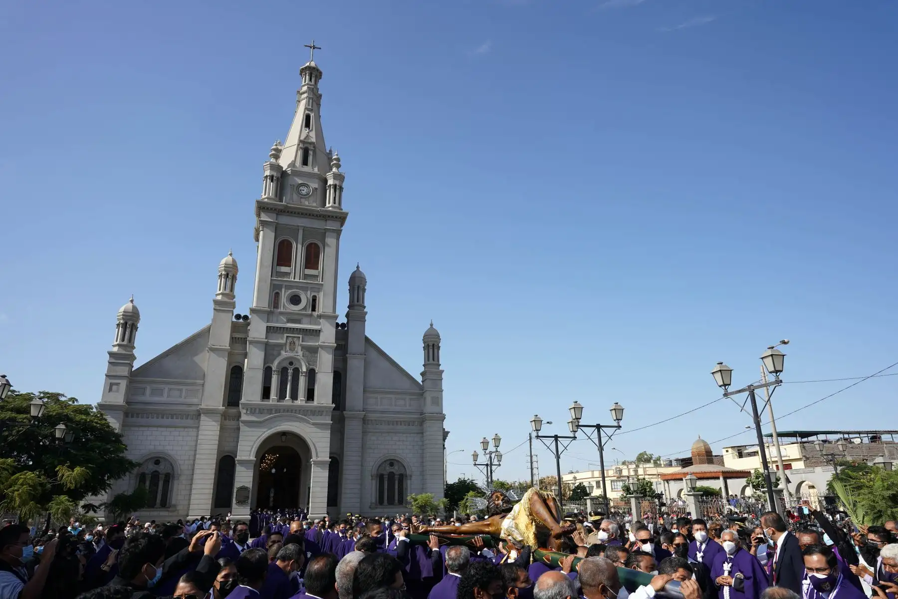 Con profunda fe católica, cientos de fieles acompañaron la tradicional bajada de la venerada efigie del Señor de Luren por las celebraciones de Semana Santa en la provincia y región Ica.