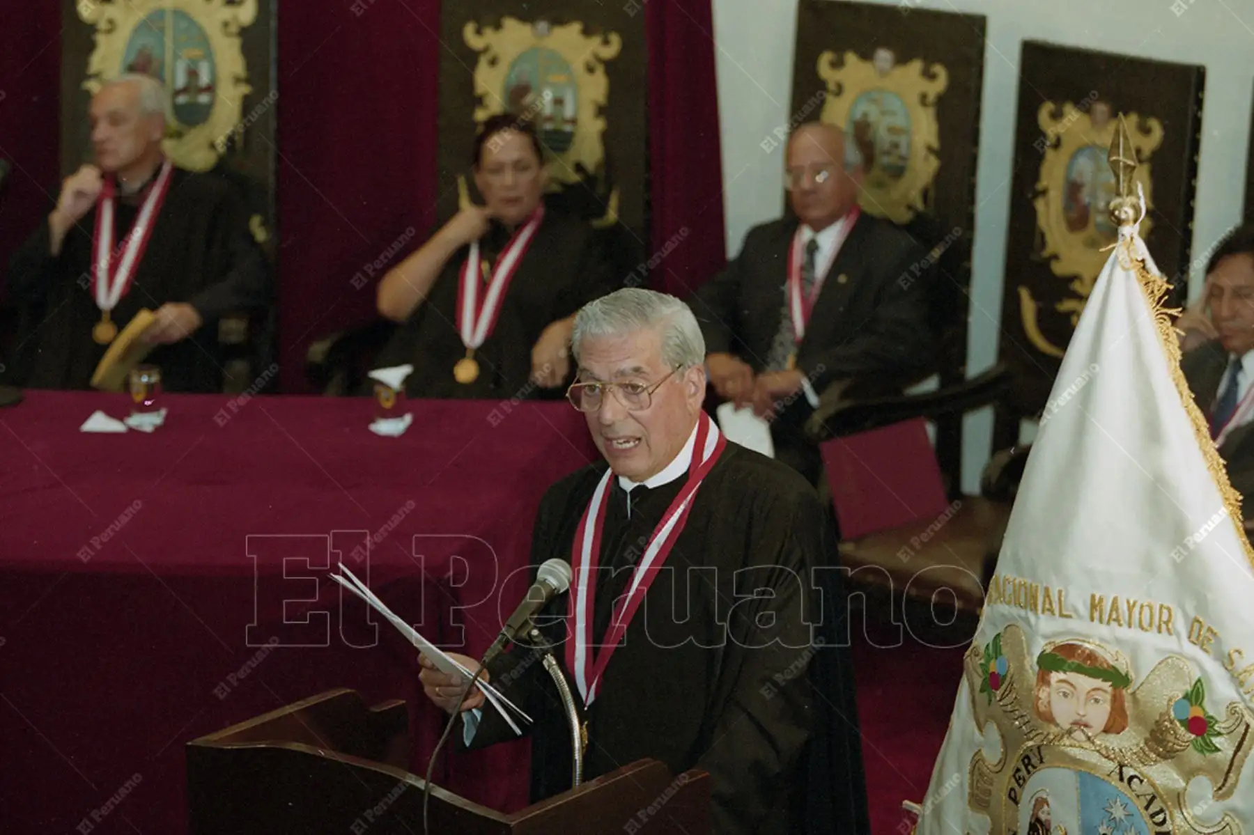 Lima - 17 abril 2001 / La Universidad Nacional Mayor de San Marcos otorgó el grado académico de Doctor Honoris Causa al ilustre escritor Mario Vargas Llosa en la antigua casona del Parque Universitario. Foto: Archivo Histórico de El Peruano