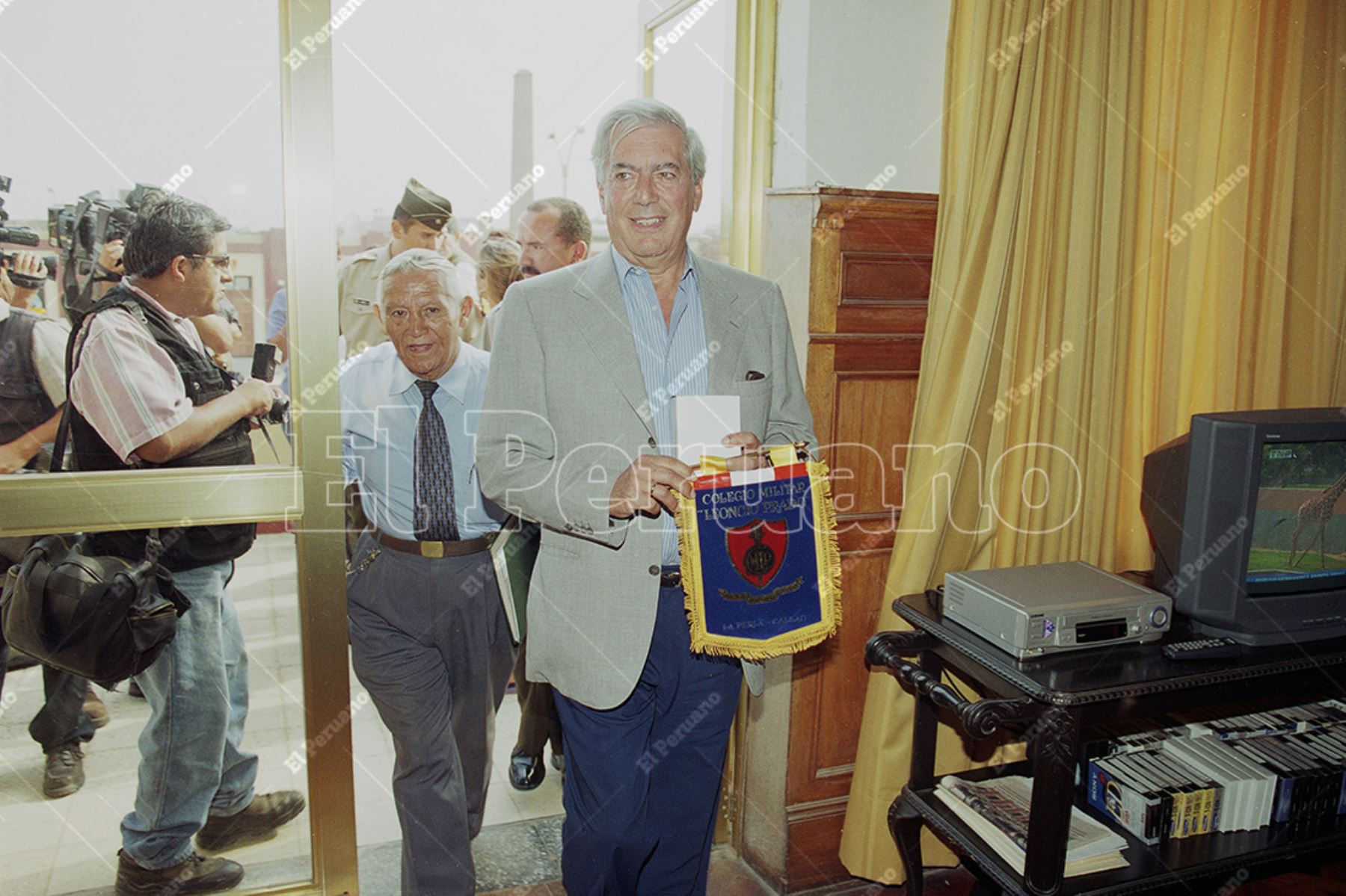 Callao - 14 febrero 2002 / El escritor Mario Vargas LLosa visita el Colegio Militar Leoncio Prado con ocasión de la filmación de un documental de la televisión británica. Foto: Archivo Histórico de El Peruano