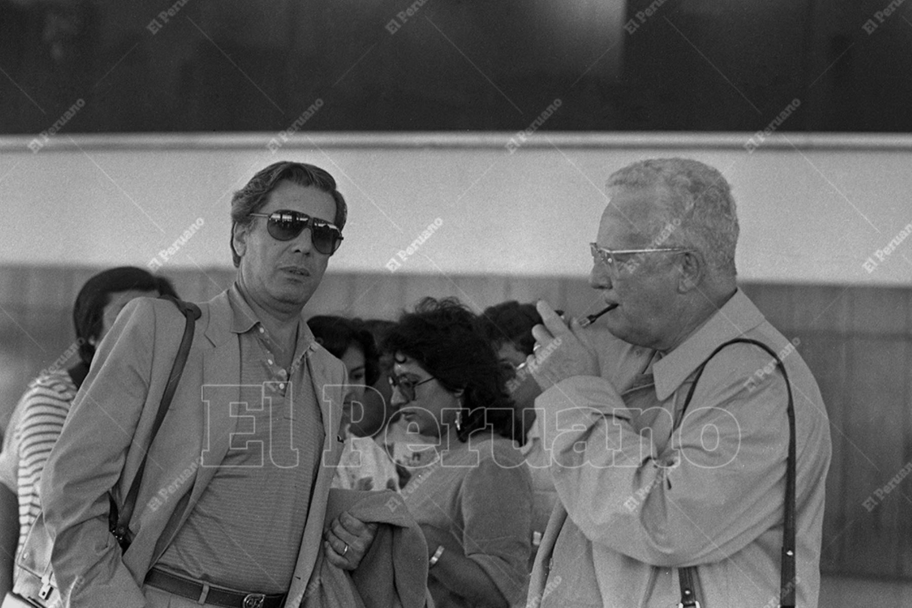 Callao - 26 enero 1984 /  Mario Vargas Losa en el Aeropuerto Internacional Jorge Chávez. Foto: Archivo Histórico de El Peruano