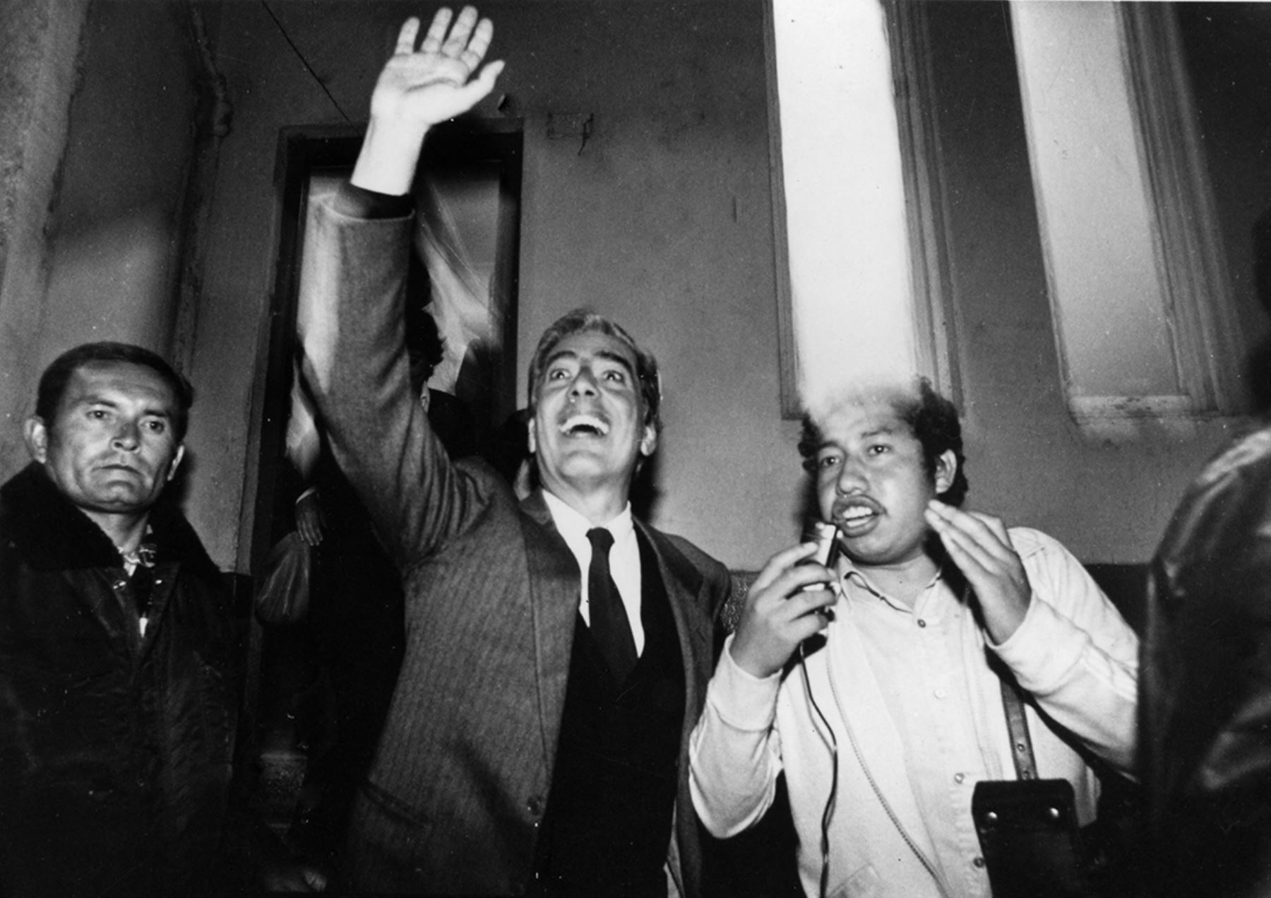 El escritor  Mario Vargas Llosa  saluda a sus simpatizantes en Cajamarca, EN 1988,  durante su campaña presidencial. Foto: AFP
