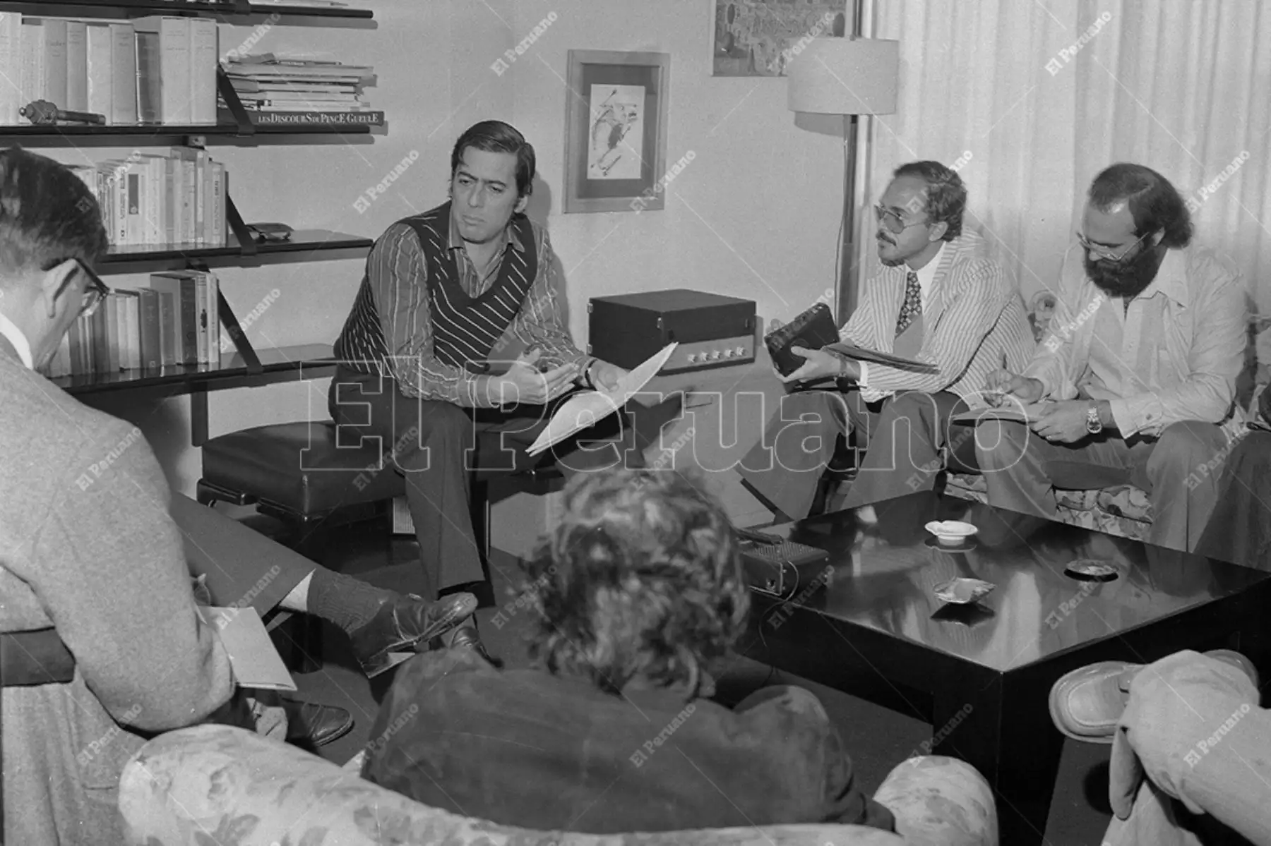 Lima - 30 octubre 1976 / Mario Vargas Llosa, presidente del Pen Club, da a conocer a  periodistas locales y extranjeros el texto de la carta que remite al presidente argentino Rafael Videla, protestando por la violación de los derechos humanos en Argentina. Foto: Archivo Histórico de El Peruano / Oswaldo Sánchez