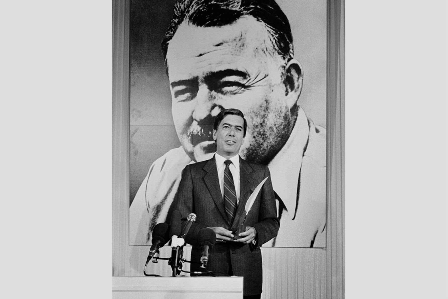 El escritor peruano Mario Vargas Llosa recibió el Premio Ritz-Hemingway, el 29 de marzo de 1985, en el Hotel Ritz de París, antiguo lugar frecuentado por Hemingway. Vargas Llosa fue homenajeado por su novela "La guerra del fin del mundo". Foto: AFP