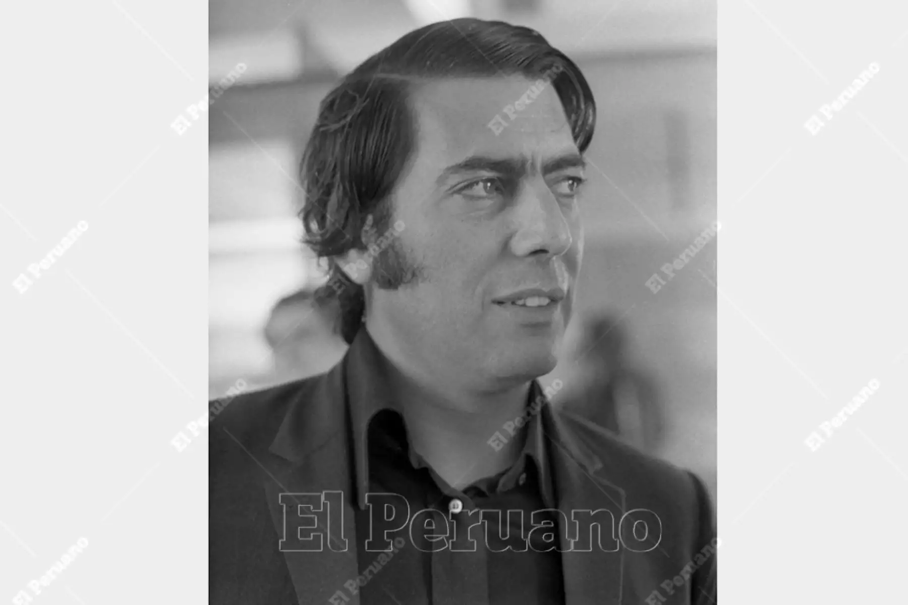 Callao - 19 agosto 1974 / El escritor Mario Vargar Llosa declara a la prensa en el aeropuerto Internacional Jorge Chávez. Foto: Archivo Histórico de El Peruano