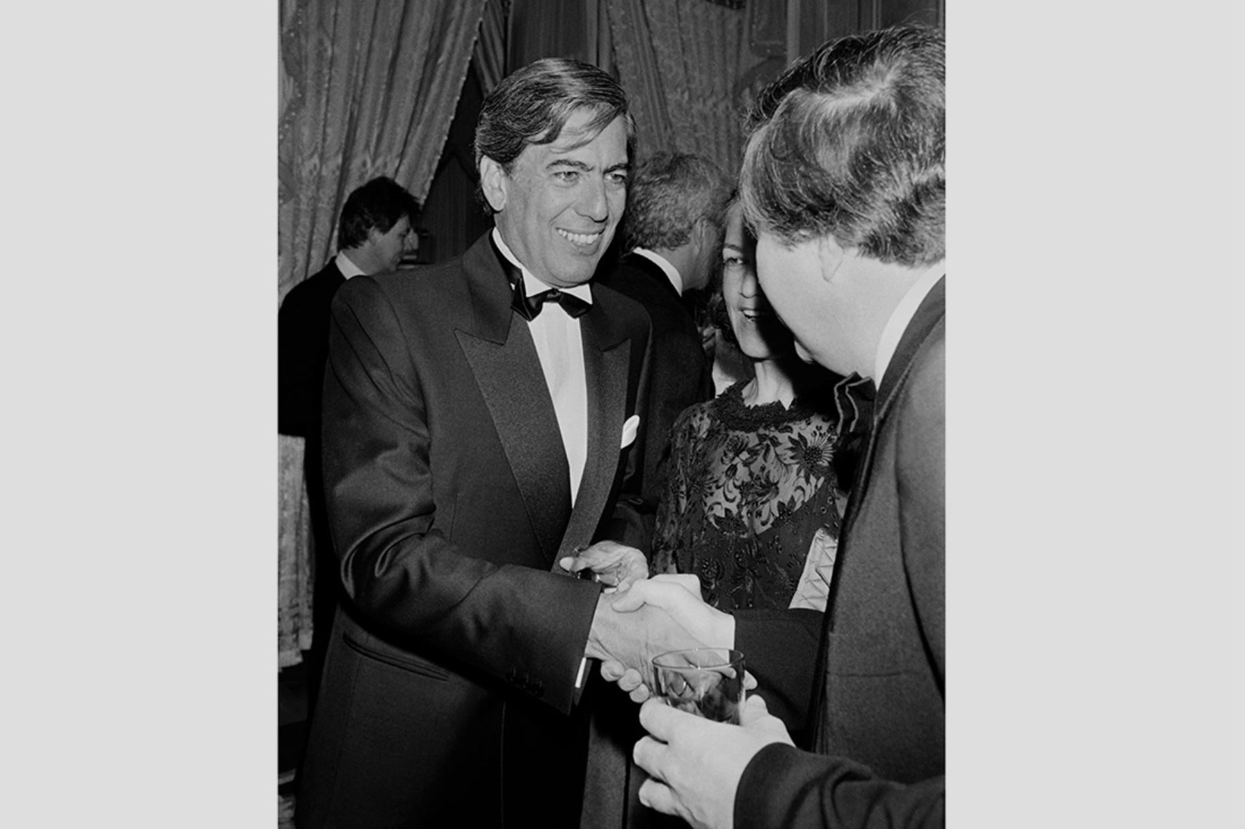 El escritor Mario Vargas Llosa luego de recibir el Premio Ritz-Hemingway, el 29 de marzo de 1985, otorgado  en el Hotel Ritz de París, antiguo lugar frecuentado por Hemingway. Vargas Llosa fue homenajeado por su novela "La guerra del fin del mundo". Foto: AFP