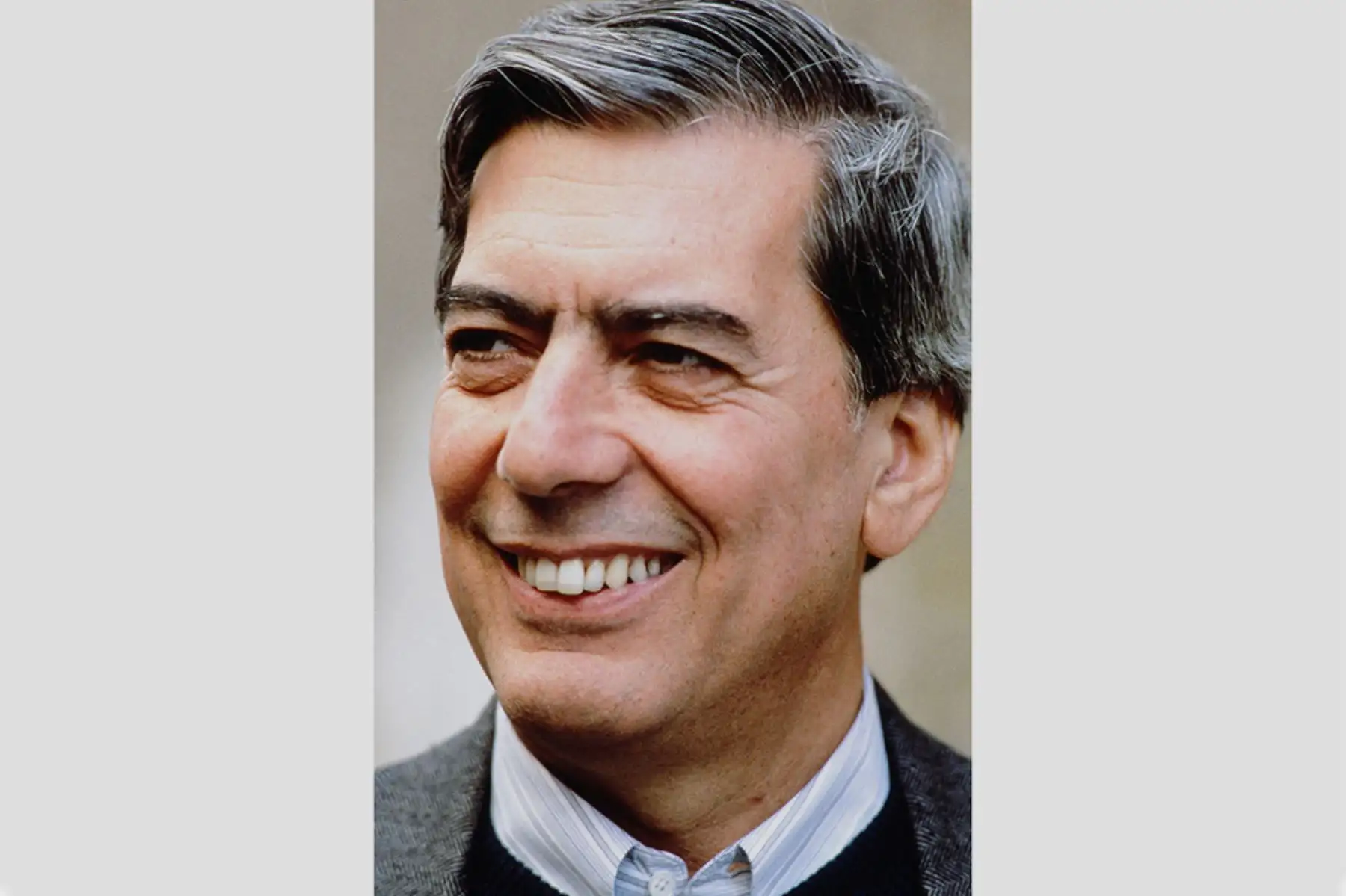 El escritor Mario Vargas Llosa retratado en Estocolmo (Suecia) el 5 de mayo de 1987. Foto: AFP