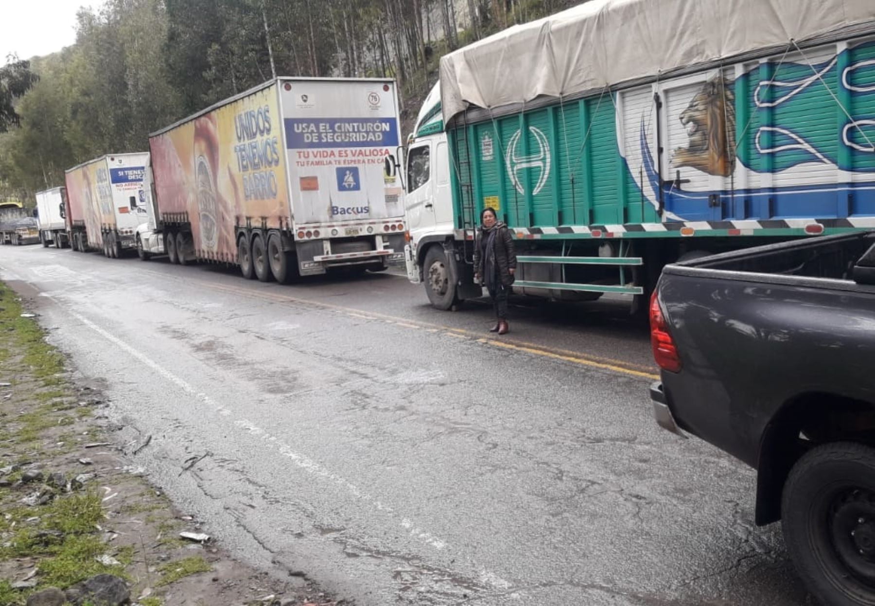Cientos de vehículos quedaron varados en la vía Los Libertadores debido a un deslizamiento de tierra causado por las lluvias intensas que afectan a Ayacucho.