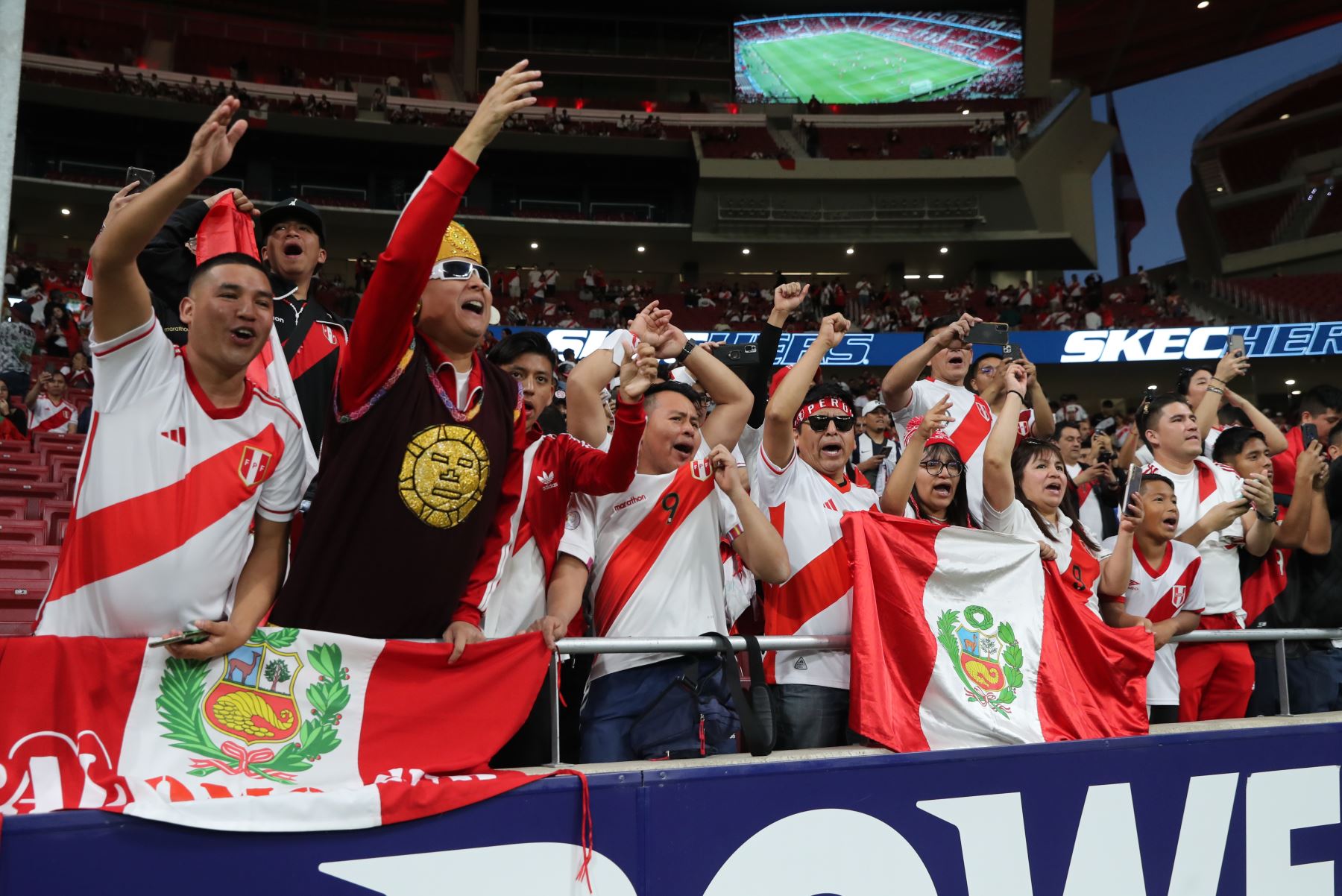 Aficionados peruanos antes del partido amistoso que las selecciones de Marruecos y Perú disputan este martes en el estadio Civitas Metropolitano, en Madrid.
Foto: EFE