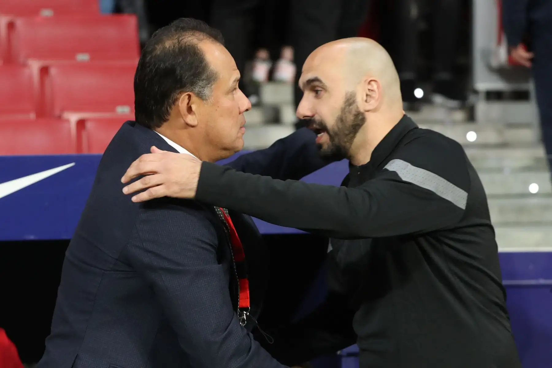 El entrenador de la selección marroquí de fútbol, Walid Regragui (d), saluda al de Perú, Juan Máximo Reynoso, antes del partido amistoso que las selecciones de Marruecos y Perú disputan este martes en el estadio Civitas Metropolitano, en Madrid. 
Foto: EFE