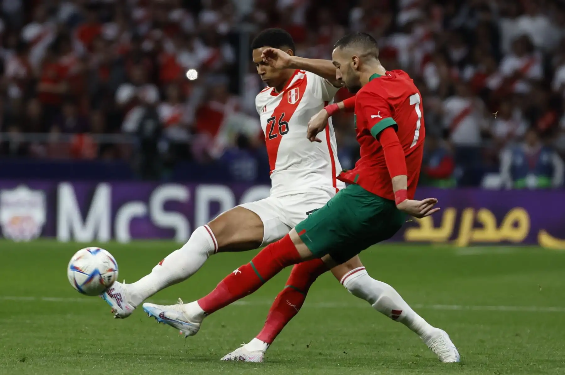 El delantero de la selección marroquí de fútbol Hakim Ziyech trata de jugar un balón ante Marcos López, de Perú, durante el partido amistoso que las selecciones de Marruecos y Perú disputan este martes en el estadio Civitas Metropolitano, en Madrid.
Foto: EFE