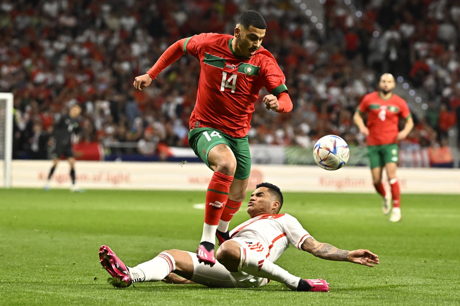 El delantero marroquí Zakaria Aboukhlal compite con el peruano Anderson Santamaría durante el partido amistoso de fútbol entre Marruecos y Perú en el estadio Wanda Metropolitano de Madrid el 28 de marzo de 2023.
Foto: AFP