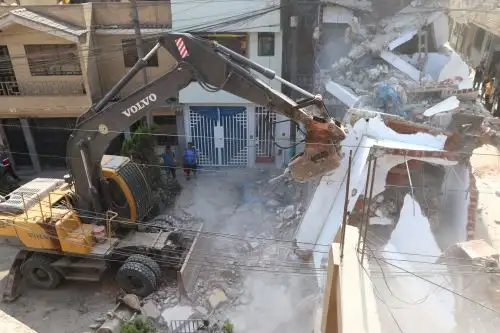El inmueble ubicado en jirón Onix, en la urbanización Manco Inca se levantó de forma ilegal en la mitad de un pasaje en 2011, y hace tres años se terminó de construir el segundo piso, informó el alcalde de la comuna, Jesús Maldonado. ANDINA/Héctor Vinces