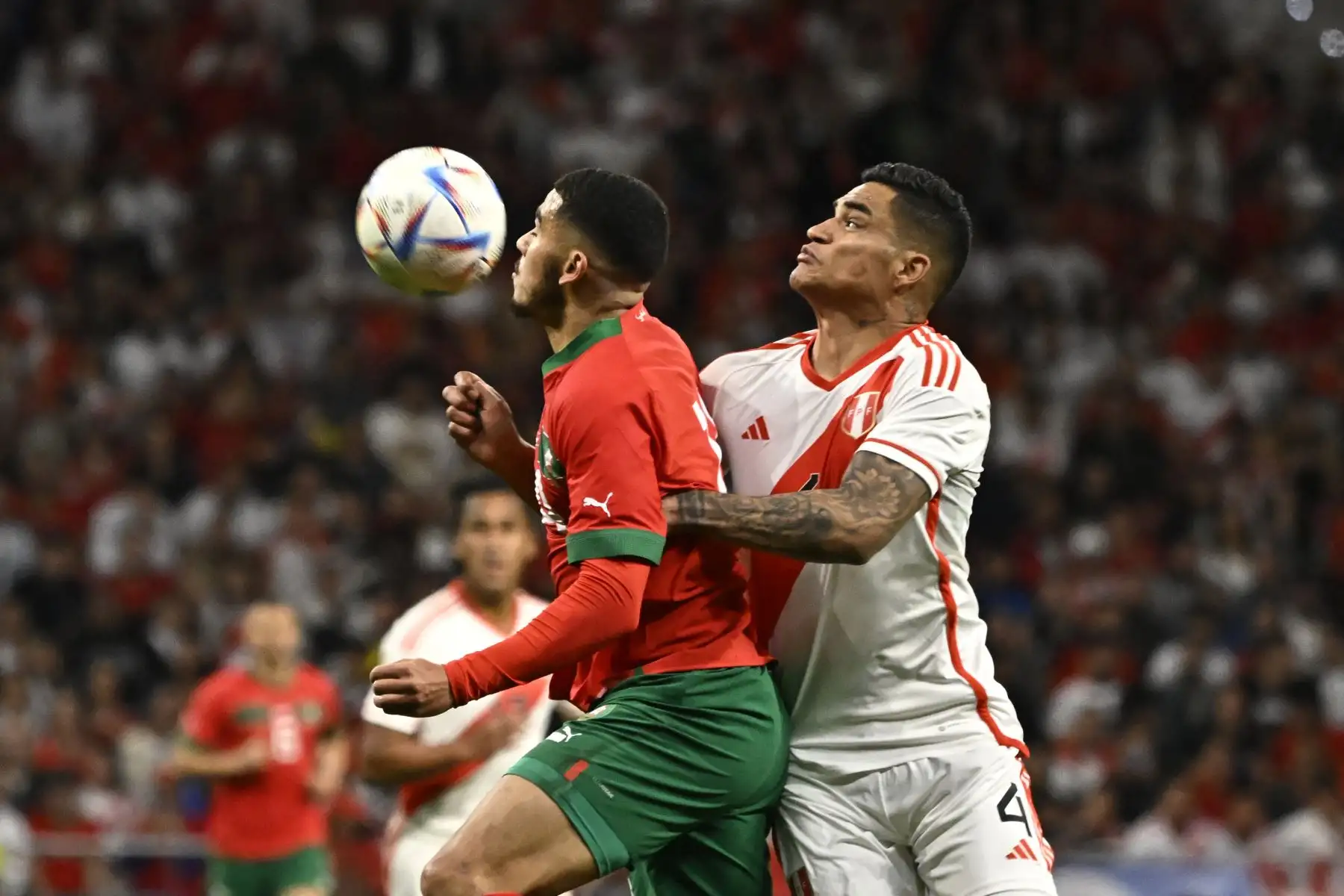 El delantero marroquí Zakaria Aboukhlal compite con el peruano Anderson Santamaría durante el partido amistoso de fútbol entre Marruecos y Perú en el estadio Wanda Metropolitano de Madrid el 28 de marzo de 2023.
Foto: AFP