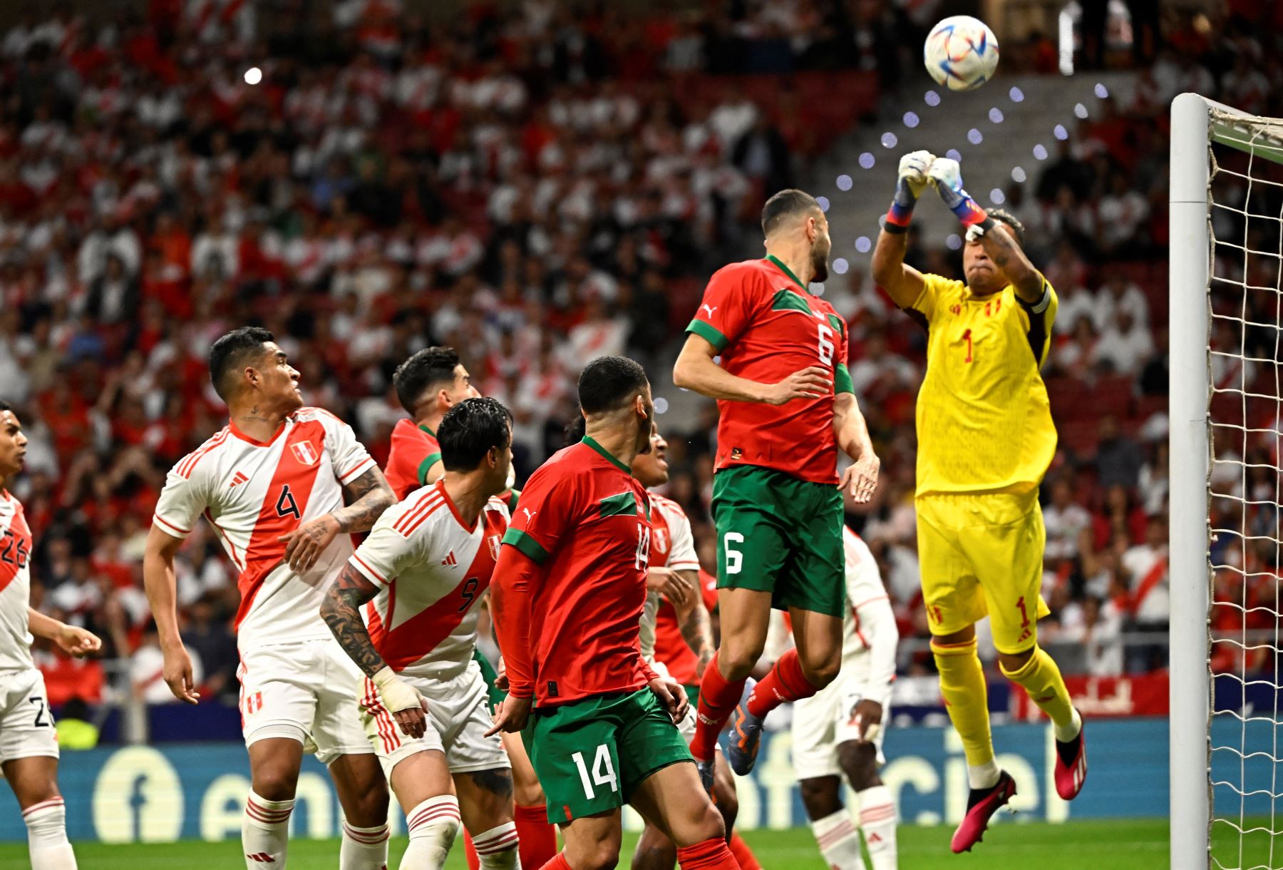 El portero de Perú, Pedro Gallese, desvía un balón durante el partido amistoso de fútbol entre Marruecos y Perú en el estadio Wanda Metropolitano de Madrid el 28 de marzo de 2023.
Foto: AFP