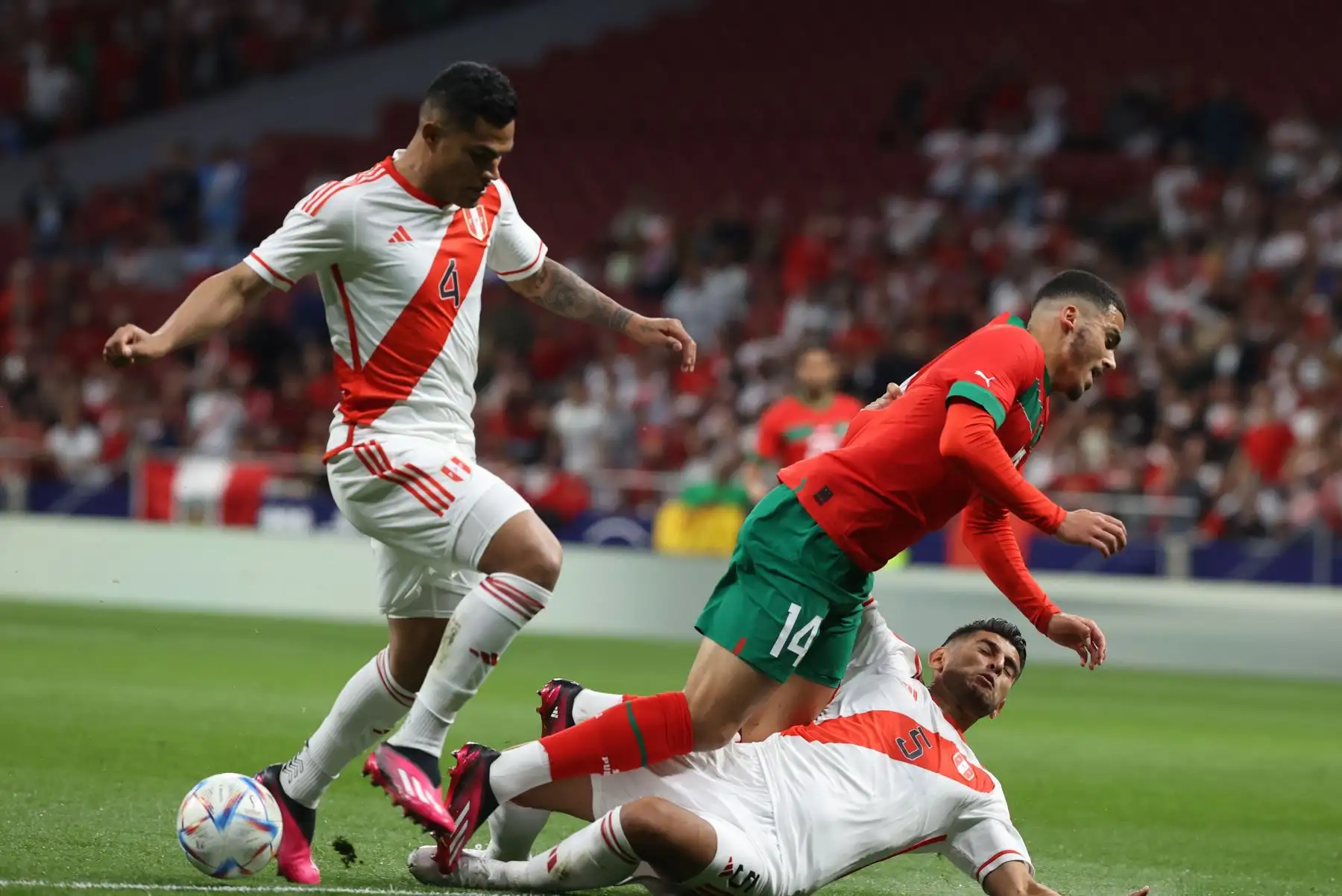 El centrocampista de la selección marroquí de fútbol Zacaria Aboukhal (c) cae ante los jugadores de Perú Anderson Santamaría (i) y Carlos Zambrano, durante el partido amistoso que las selecciones de Marruecos y Perú disputan este martes en el estadio Civitas Metropolitano, en Madrid.
Foto: EFE