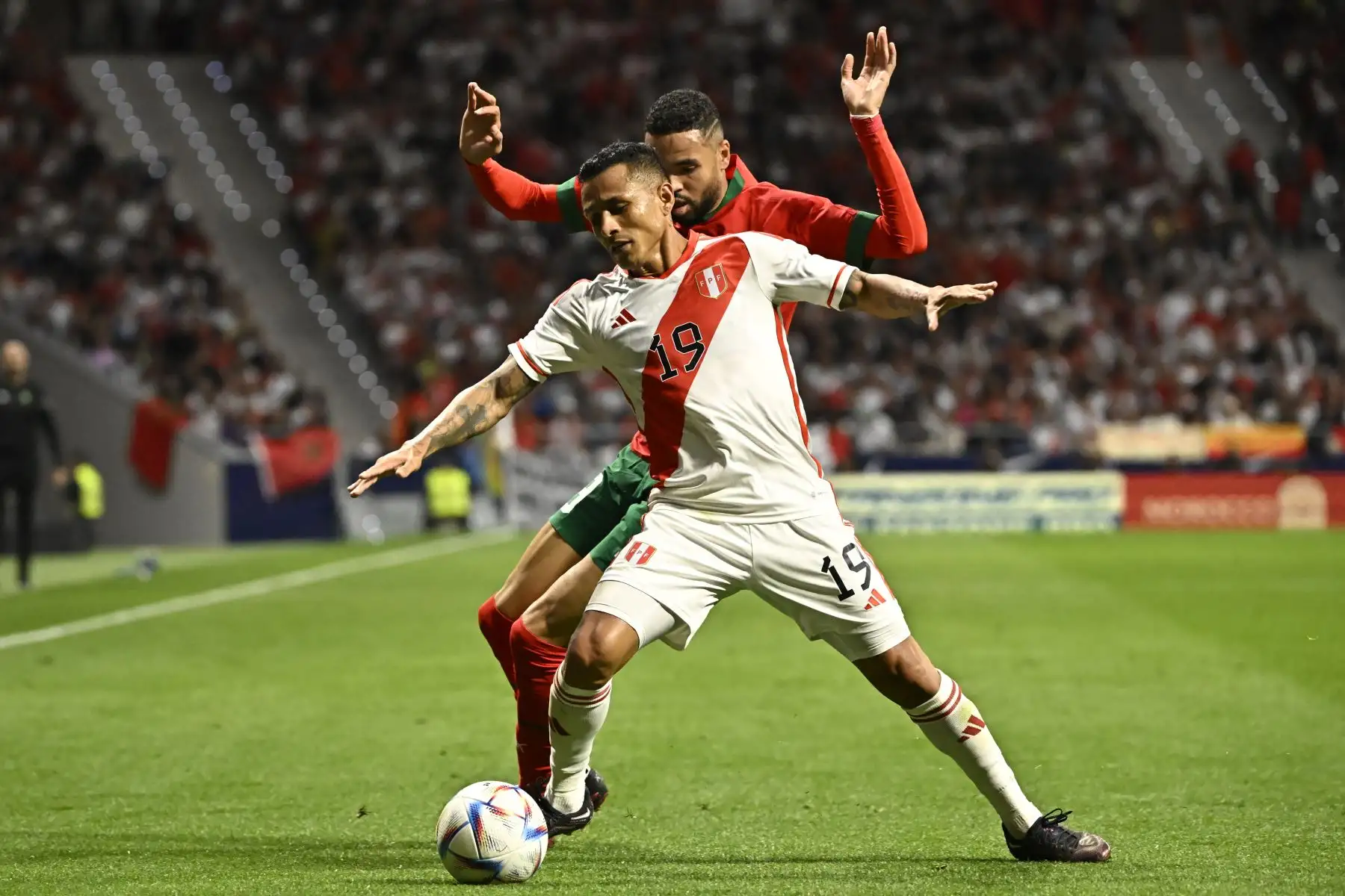 El delantero marroquí Youssef En-Nesyri compite con el peruano Yoshimar Yotun durante el partido amistoso de fútbol entre Marruecos y Perú en el estadio Wanda Metropolitano de Madrid el 28 de marzo de 2023.
Foto: AFP