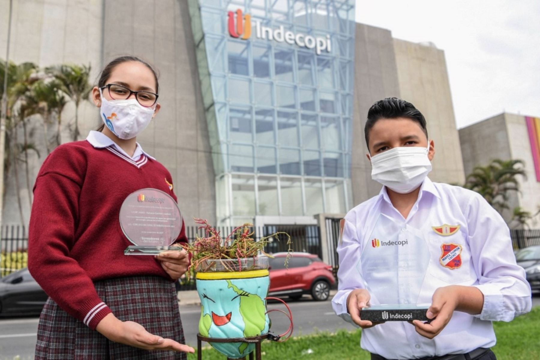 Inventores escolares premiados por Indecopi. Foto: Cortesía.