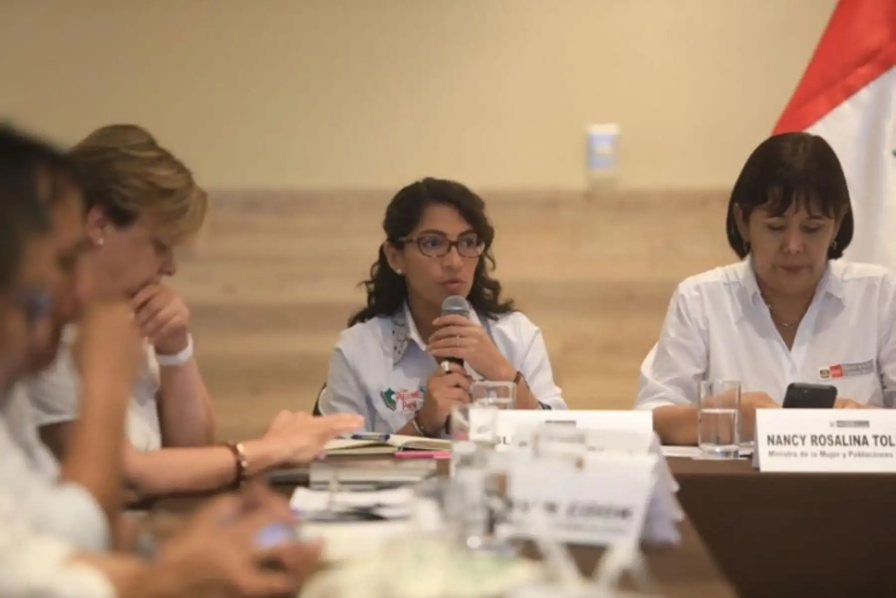 La ministra Leslie Urteaga participó en la conferencia de prensa en Pucallpa junto a ministros de Estado, autoridades regionales y locales y embajadores de diversos países.