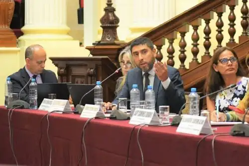El director nacional de Investigación y Promoción de Libre Competencia del Indecopi, Jesús Espinoza Lozada, explica ante el Congreso, avances en materia de libre competencia. Foto: Cortesía.