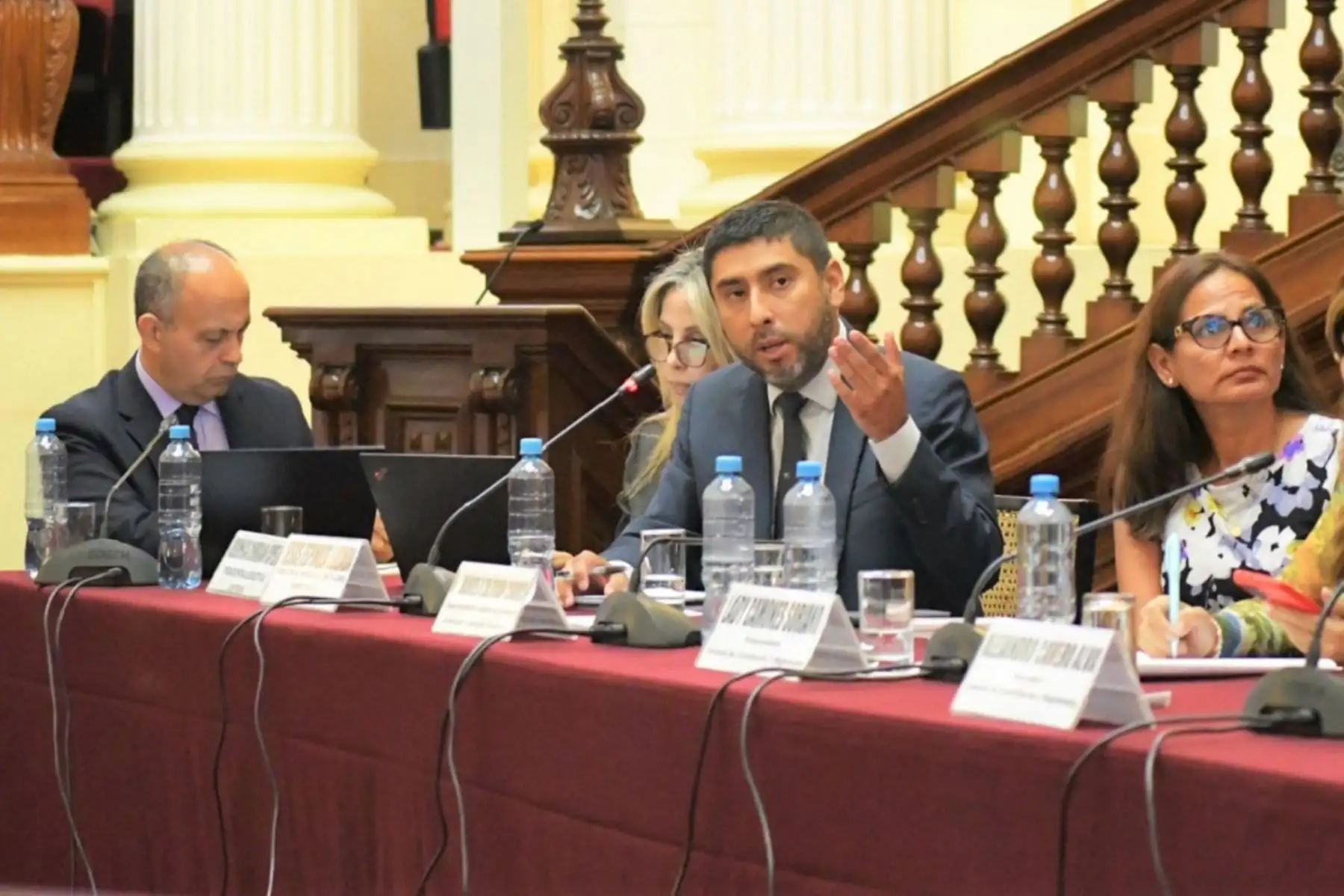 El director nacional de Investigación y Promoción de Libre Competencia del Indecopi, Jesús Espinoza Lozada, explica ante el Congreso, avances en materia de libre competencia. Foto: Cortesía.