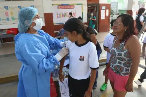 Más niños están protegidos contra el VPH (virus del papiloma humano). Esta vez, el Minsa y el Diris, llegaron al I. E. Pedro Labarthe del distrito de La Victoria para aplicar esta vacuna a más de 200 estudiantes de este colegio. Foto:ANDINA/Héctor Vinces