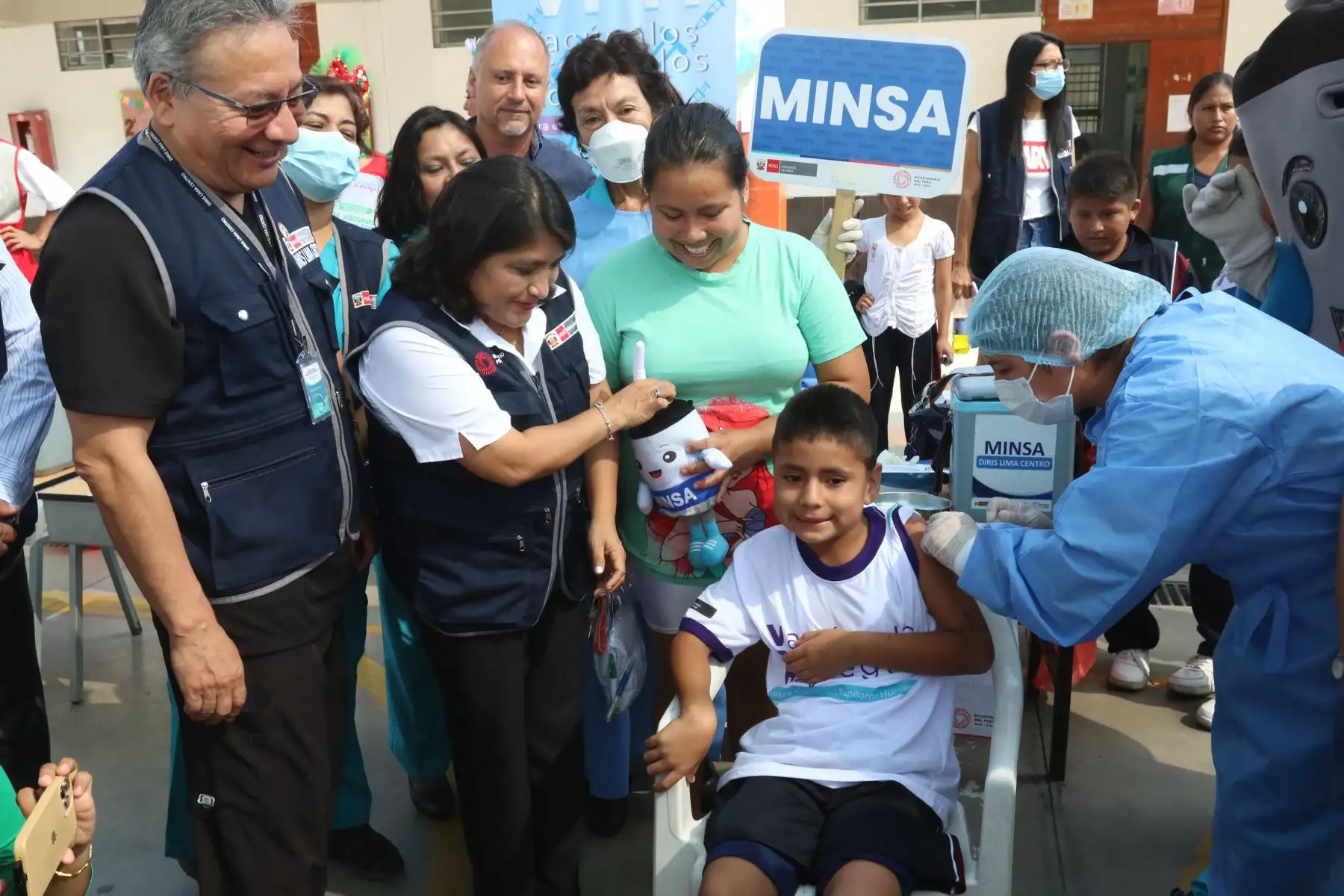 Campaña de vacunación contra el VPH protegerá a 790,000 estudiantes del 5.° grado de primaria de colegios públicos y privados en el ámbito nacional. Foto: ANDINA/Héctor Vinces.