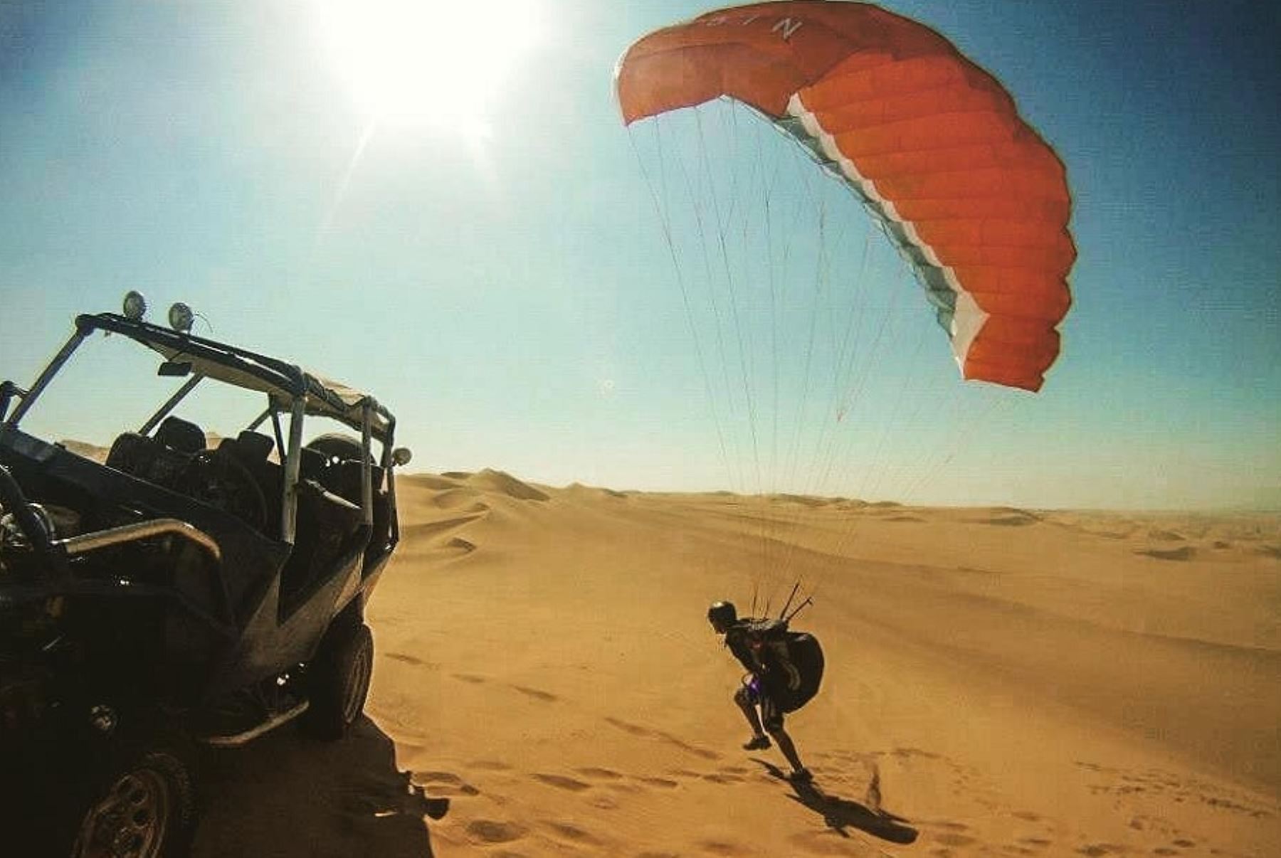 El desierto de Ica es considerado uno de los más bellos del mundo y ofrece condiciones ideales para la práctica de deportes de aventura como el parapente, gracias a sus extensas y ondulantes dunas