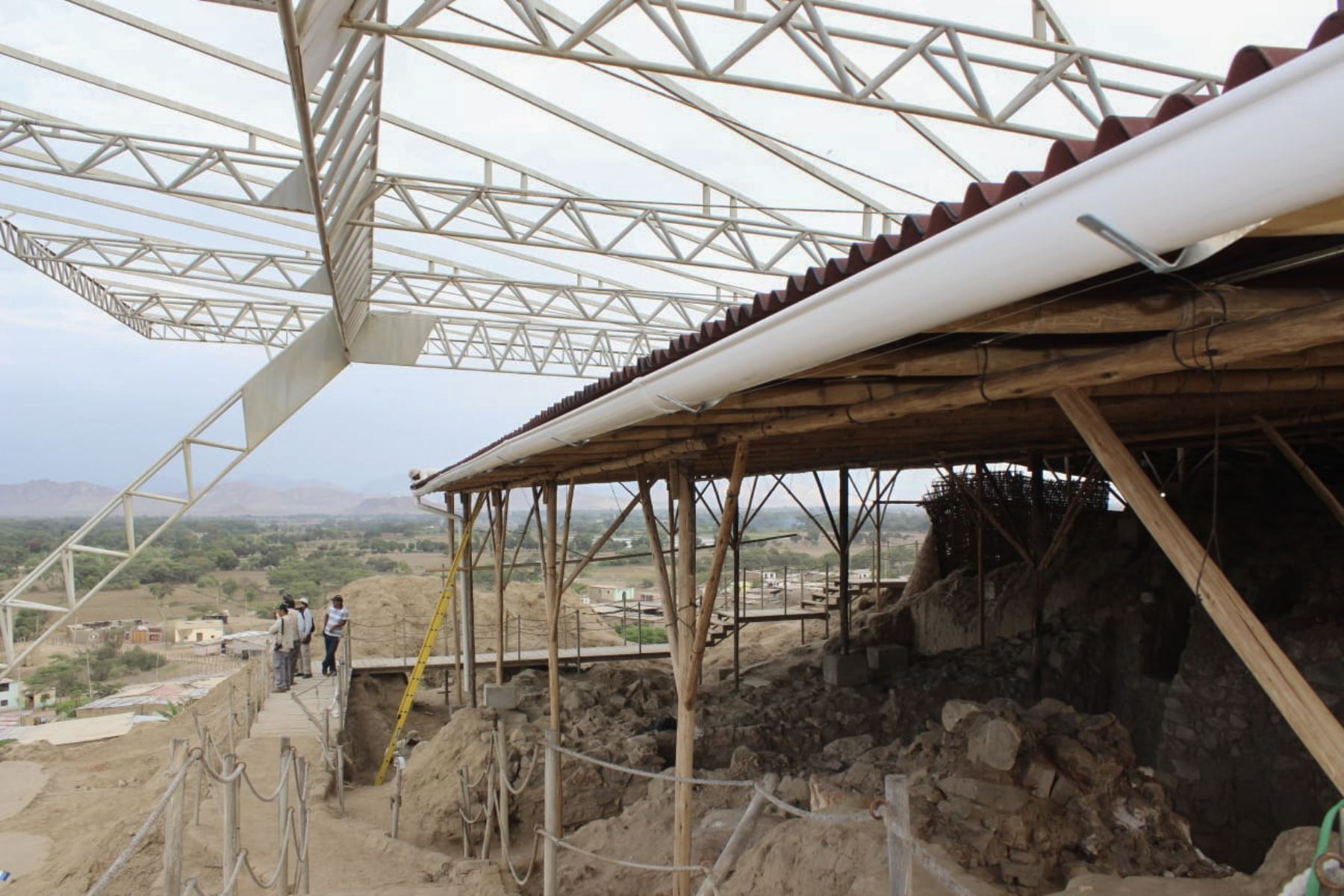 El Gobierno Regional de Lambayeque tiene a su cargo las labores de desmontaje de estructura metálica en Túcume. Foto: ANDINA/Difusión