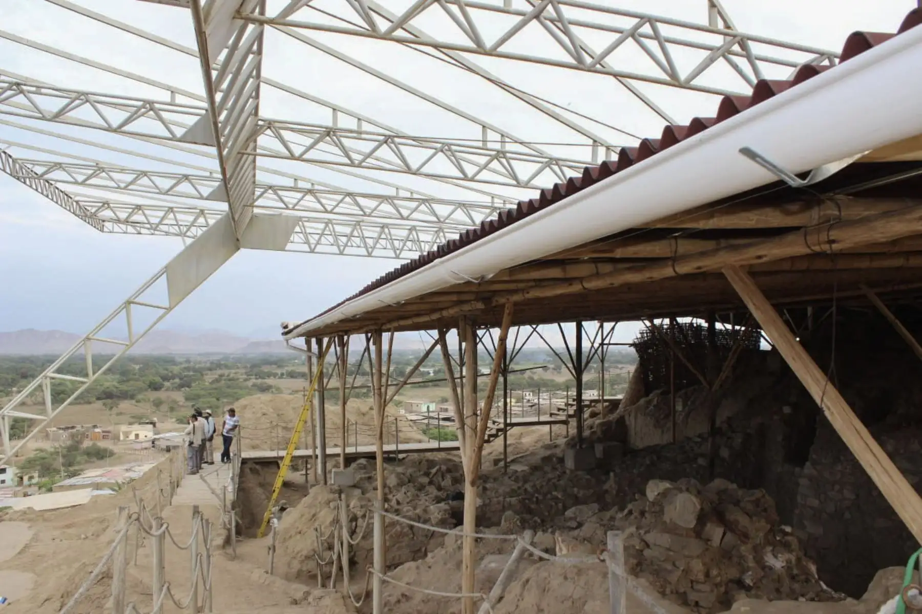 El Gobierno Regional de Lambayeque tiene a su cargo las labores de desmontaje de estructura metálica en Túcume. Foto: ANDINA/difusión.