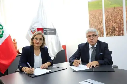 Representantes del Mincetur y Lurawi Perú suscribieron adenda a convenio interinstitucional. Foto: Mincetur/difusión.