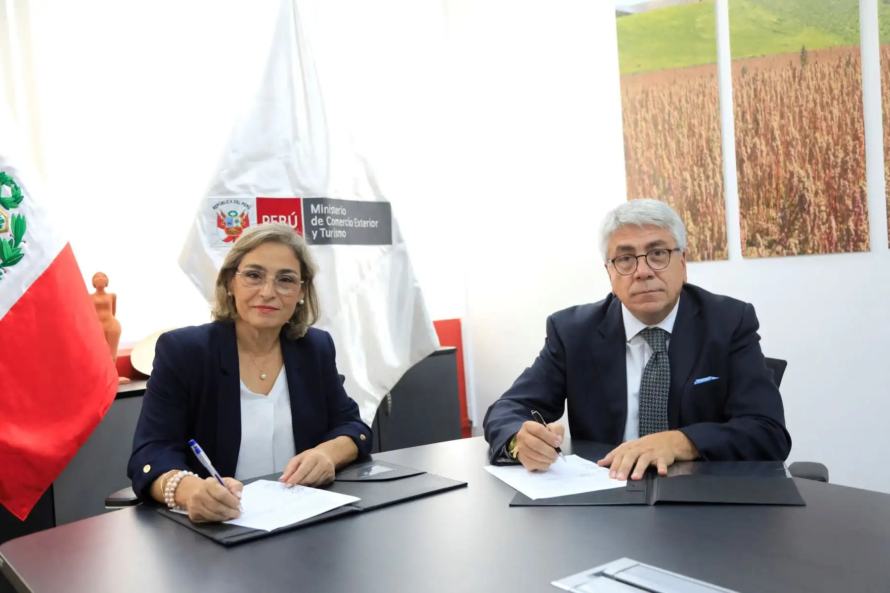 Representantes del Mincetur y Lurawi Perú suscribieron adenda a convenio interinstitucional. Foto: Mincetur/difusión.