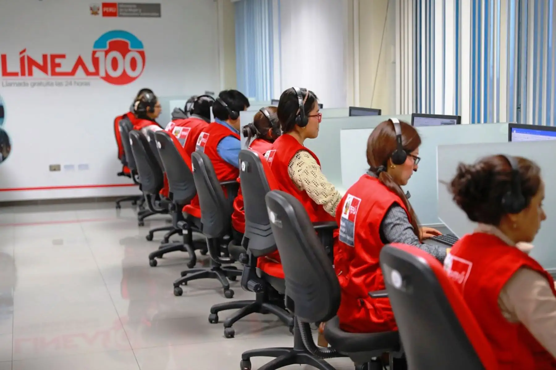La línea 100 es un servicio en la que profesionales dan orientación legal y contención emocional a las víctimas de violencia. ANDINA/ MIMP