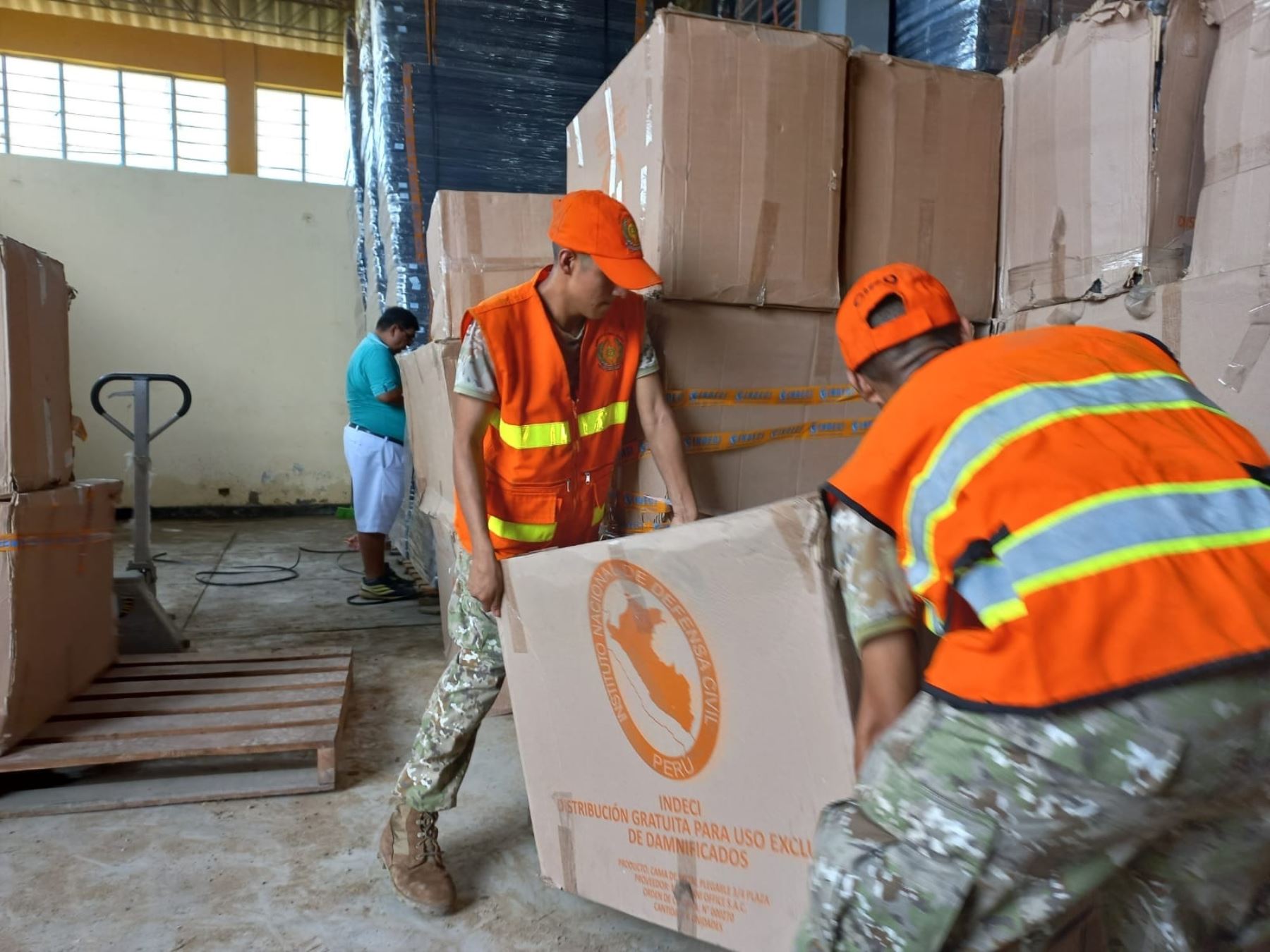 Un cargamento con nueve toneladas de ayuda humanitaria entregó el Indeci a los gobiernos locales de Tumbes, la región más afectada por las lluvias intensas. Foto: ANDINA/difusión.
