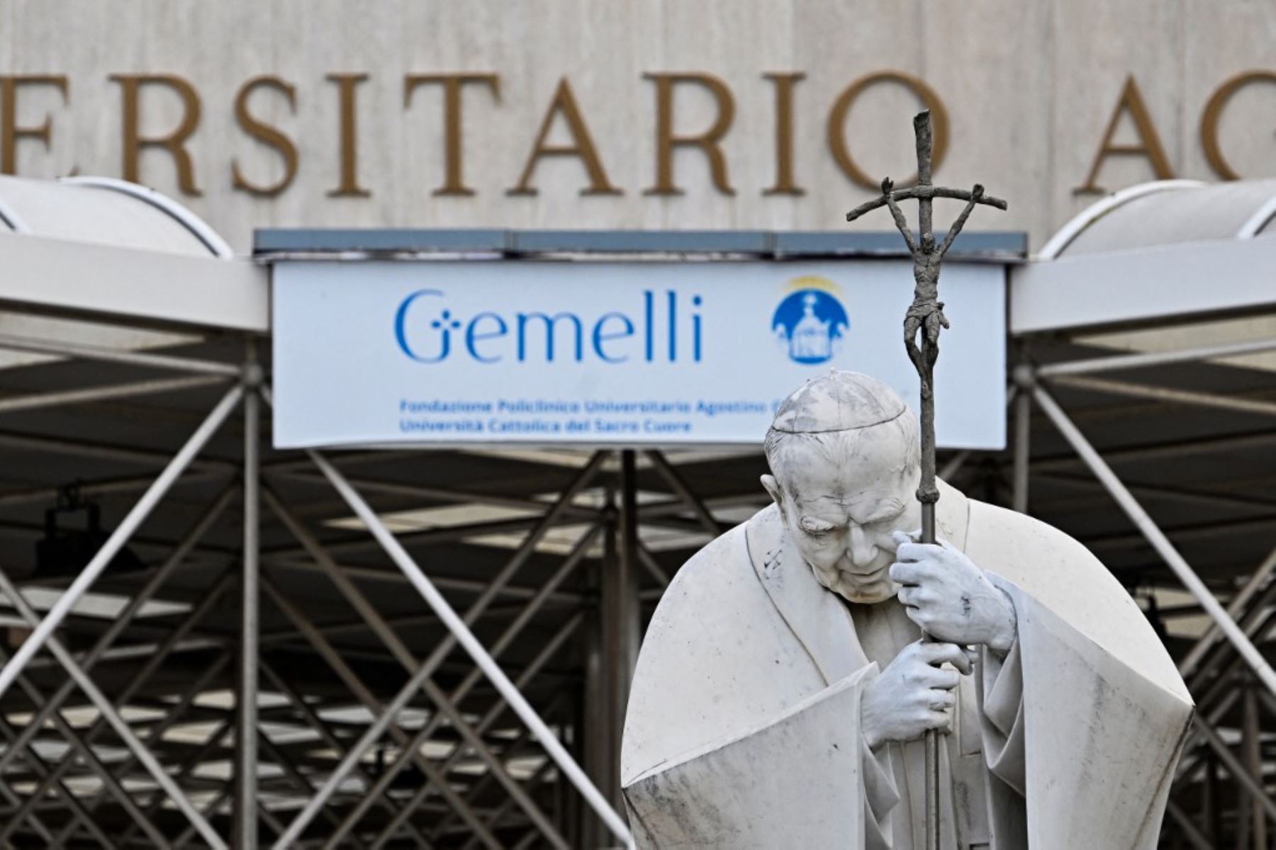 Una vista muestra una estatua del difunto Papa Juan Pablo II en la entrada principal del hospital Gemelli en Roma, donde el Papa Francisco fue ingresado el 29 de marzo. Foto: AFP