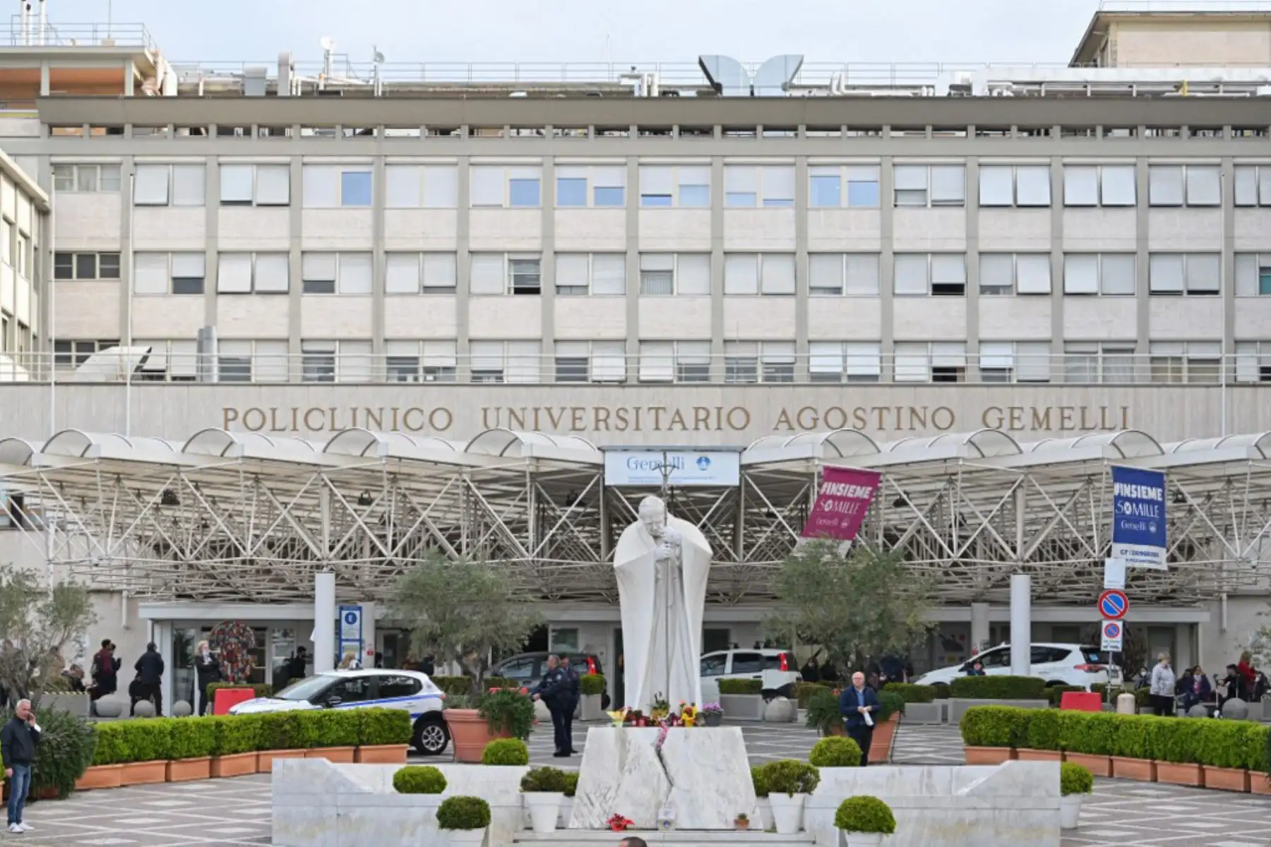 Una vista muestra una estatua del difunto Papa Juan Pablo II en la entrada principal del hospital Gemelli en Roma, donde el Papa Francisco fue ingresado el 29 de marzo. Foto: AFP