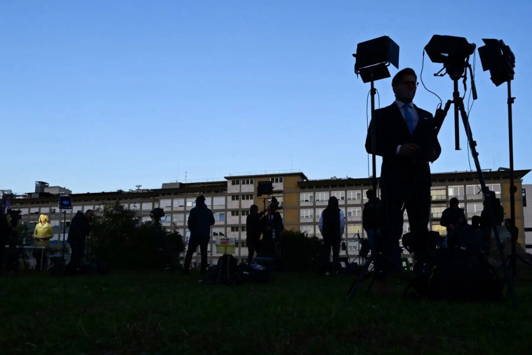 Periodistas en la entrada principal del hospital Gemelli en Roma, donde el Papa Francisco fue ingresado el 29 de marzo. Foto: AFP