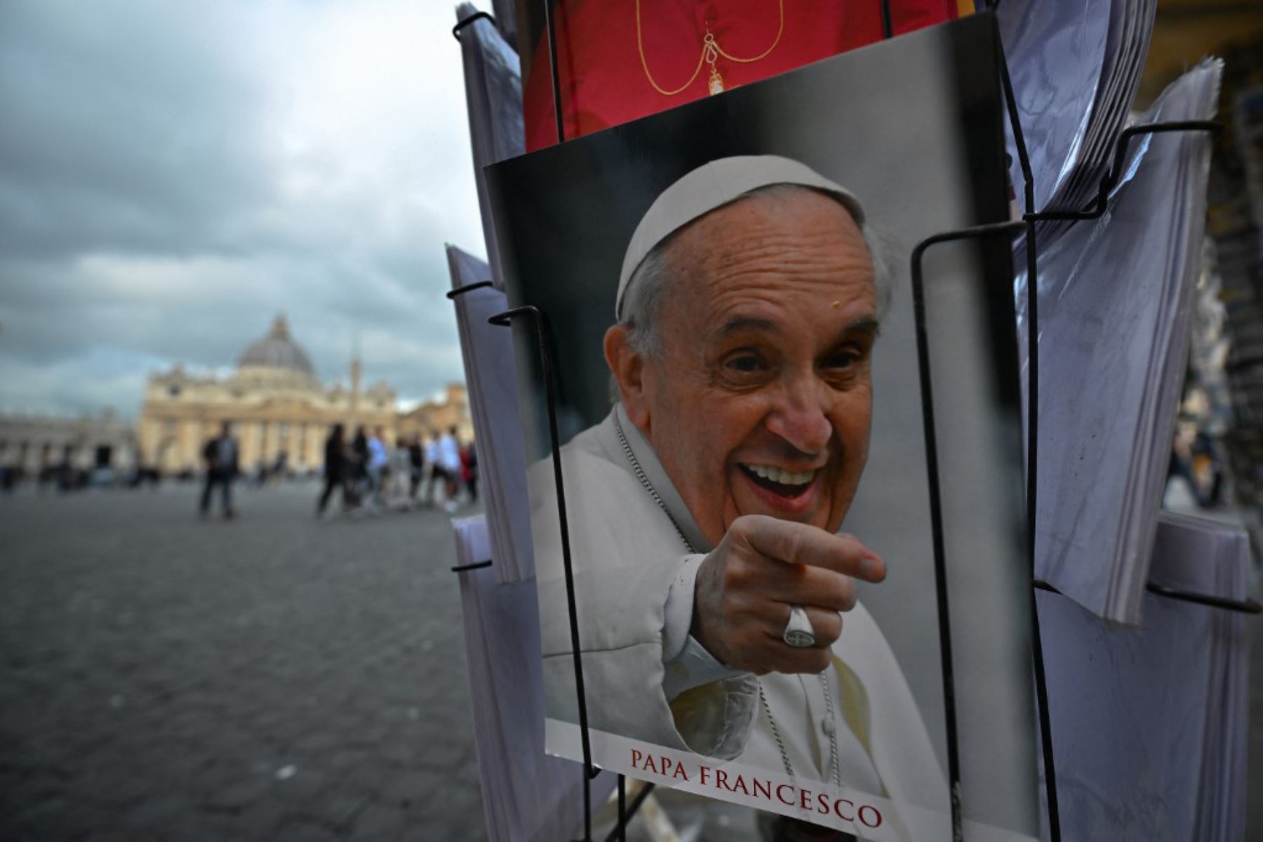 Un estante que muestra postales del Papa Francisco en una tienda de recuerdos en el Vaticano, un día después de que el Papa fuera admitido en el hospital. Foto: AFP