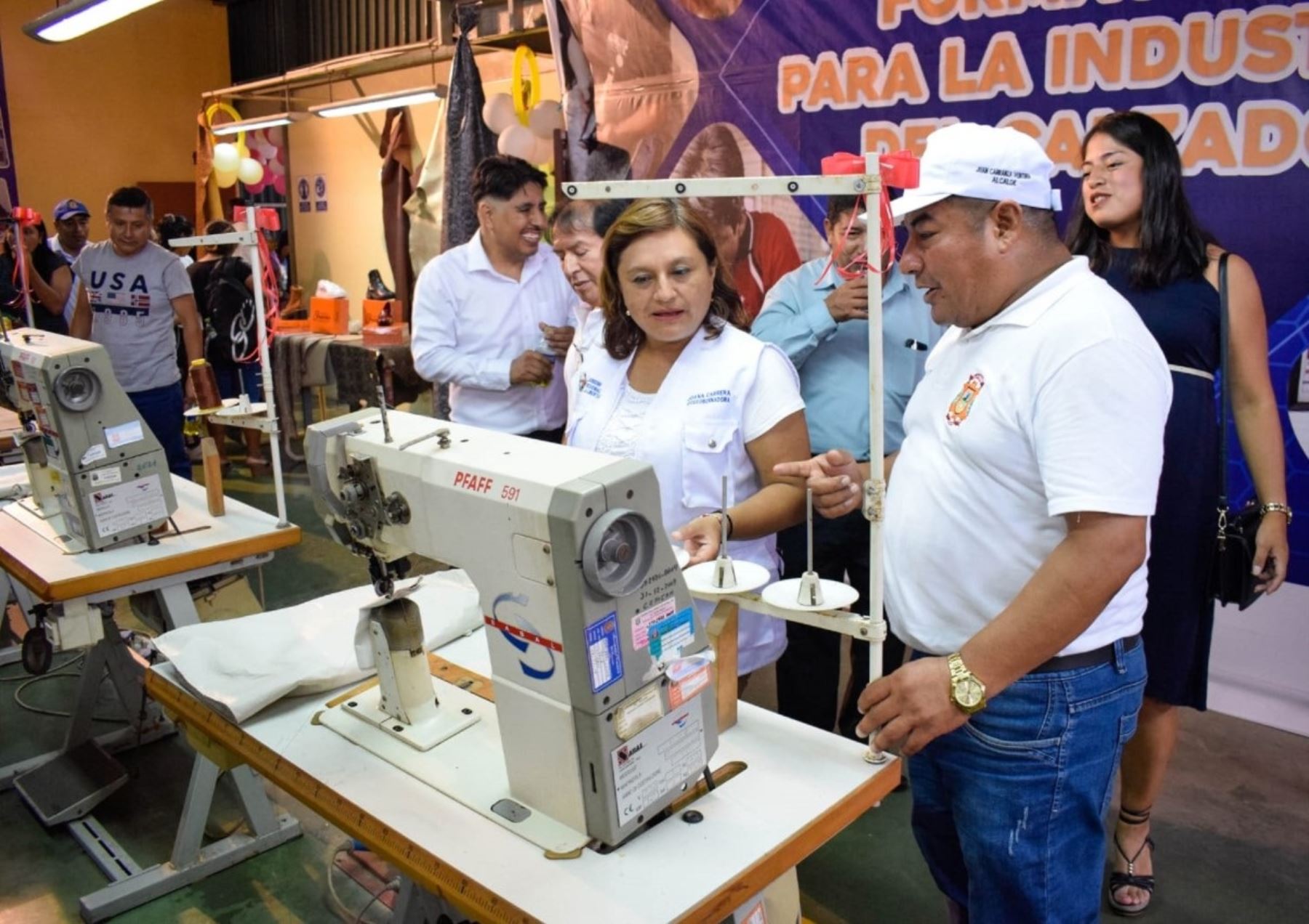 Los beneficiarios de los programas Vaso de Leche y Ollas Comunes del distrito de El Porvenir, en Trujillo, aprenderán a fabricar calzado y así poder desarrollar emprendimientos. ANDINA/Difusión