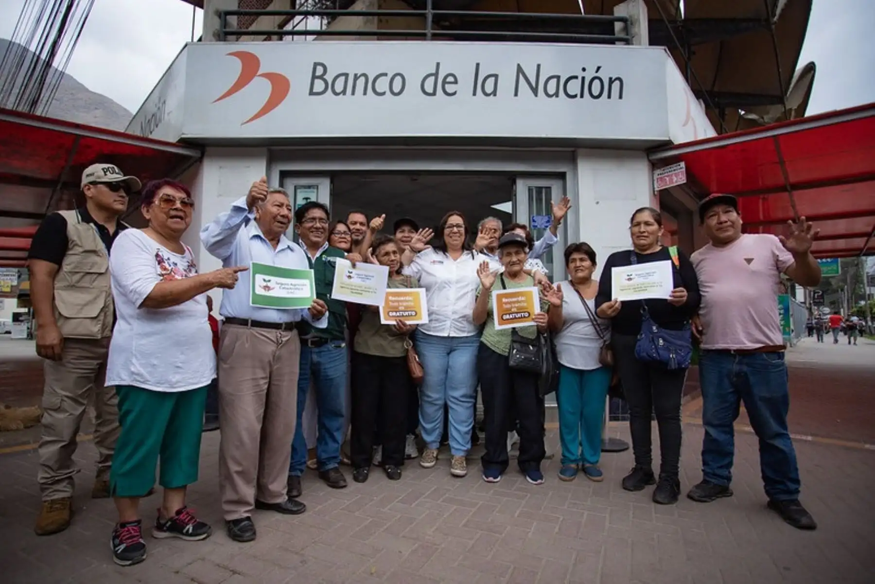 Ministra de Desarrollo Agrario y Riego, Nelly Paredes (al centro), participó en la entrega de la indemnización con el Seguro Agrícola Catastrófico (SAC) a 34 productores afectados en Santa Eulalia, por las intensas lluvias y huaicos. Foto: Cortesía.