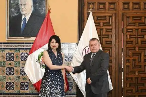 Canciller Ana Cecilia Gervasi sostuvo una reunión de trabajo con el presidente ejecutivo de Devida, Carlos Figueroa.