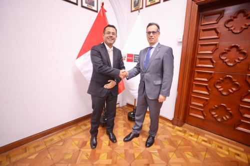 El ministro de Justicia, José Tello, y el embajador de Suiza en el Perú, Paul Garnier.