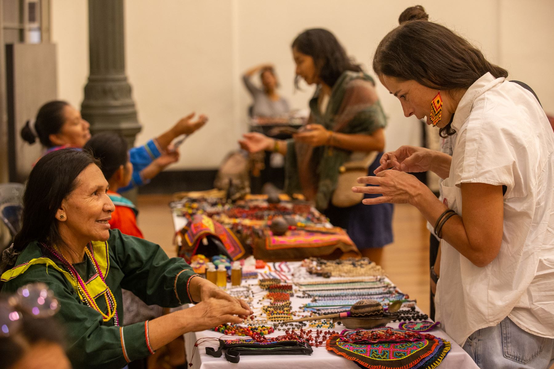 Como cada mes, el Museo de Arte de Lima abre sus puertas a precios populares para una velada de diversión y cultura para toda la familia. El público pudo disfrutar de la exposición-venta de productos de la comunidad Shipiba. Foto: ANDINA/Tatiana Gamarra