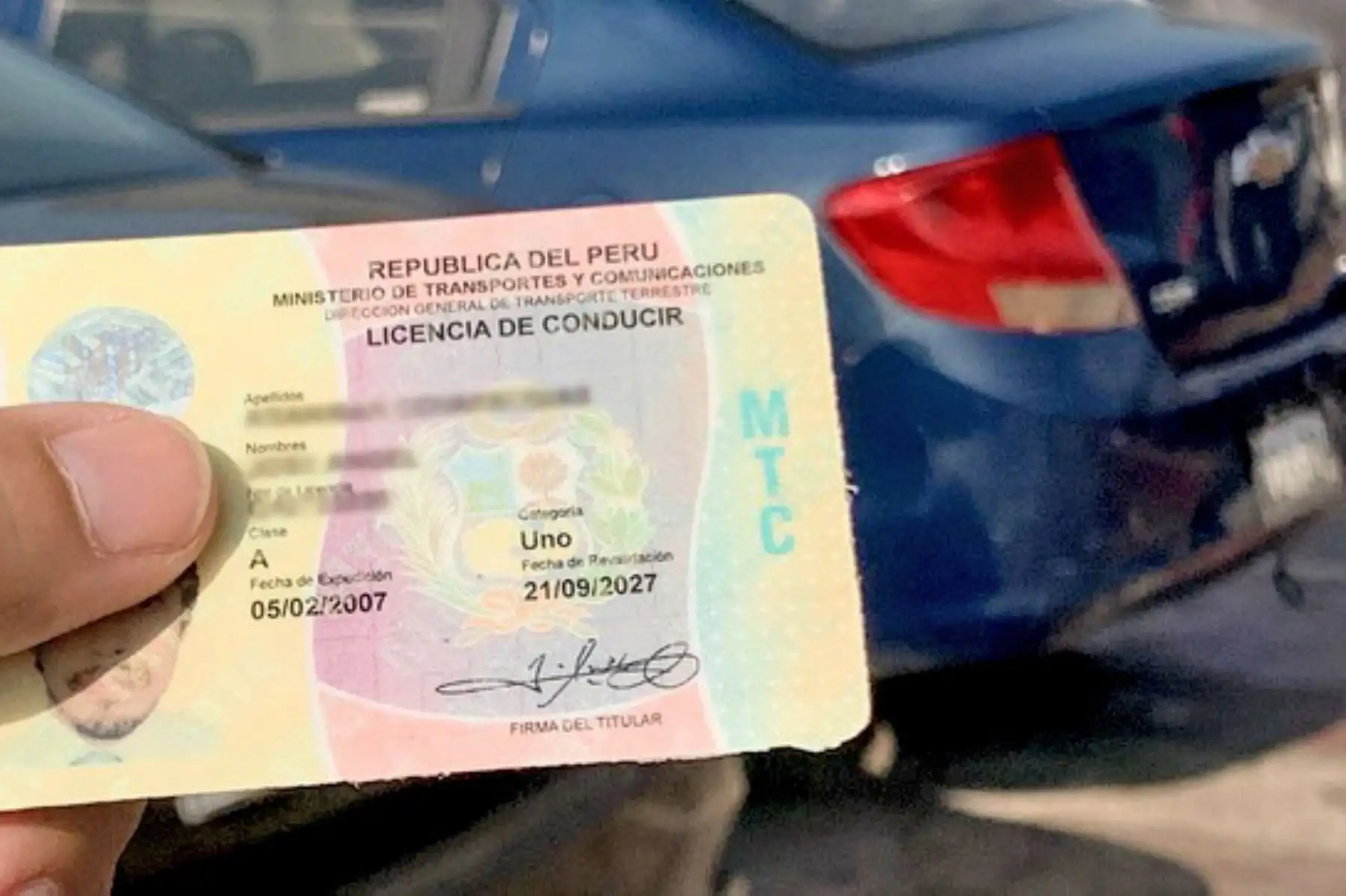 Para solicitar el brevete se debe cumplir con el requisito de ser mayor de 18 años o mayor de 16 años, siempre que sea casado o tenga un título oficial que permita ejercer una profesión u oficio, con plena capacidad de sus derechos civiles. Foto Andina/Difusión
